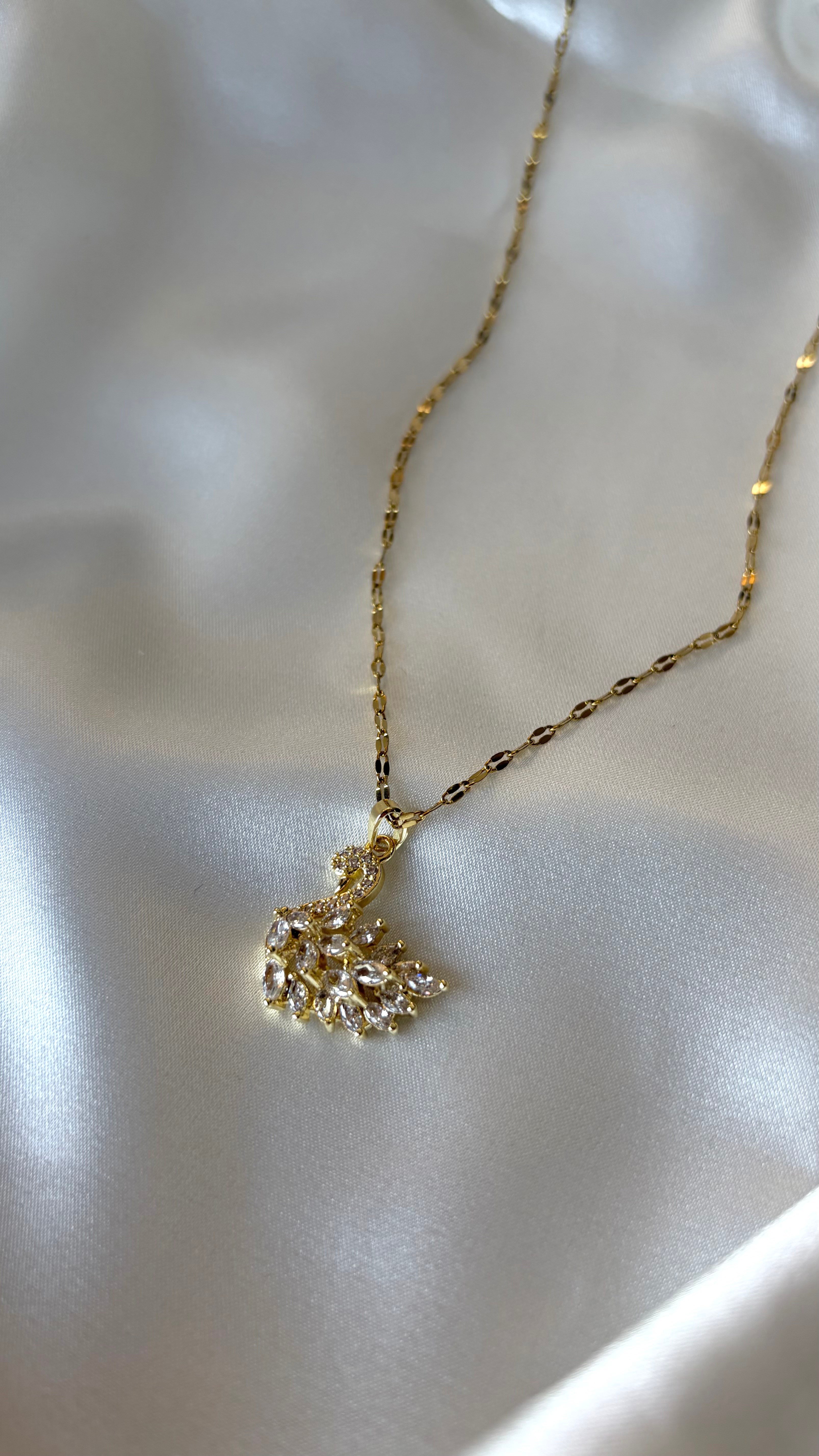 Kadın Gold Renk Taşlı Kuğu Model Çelik Kolye