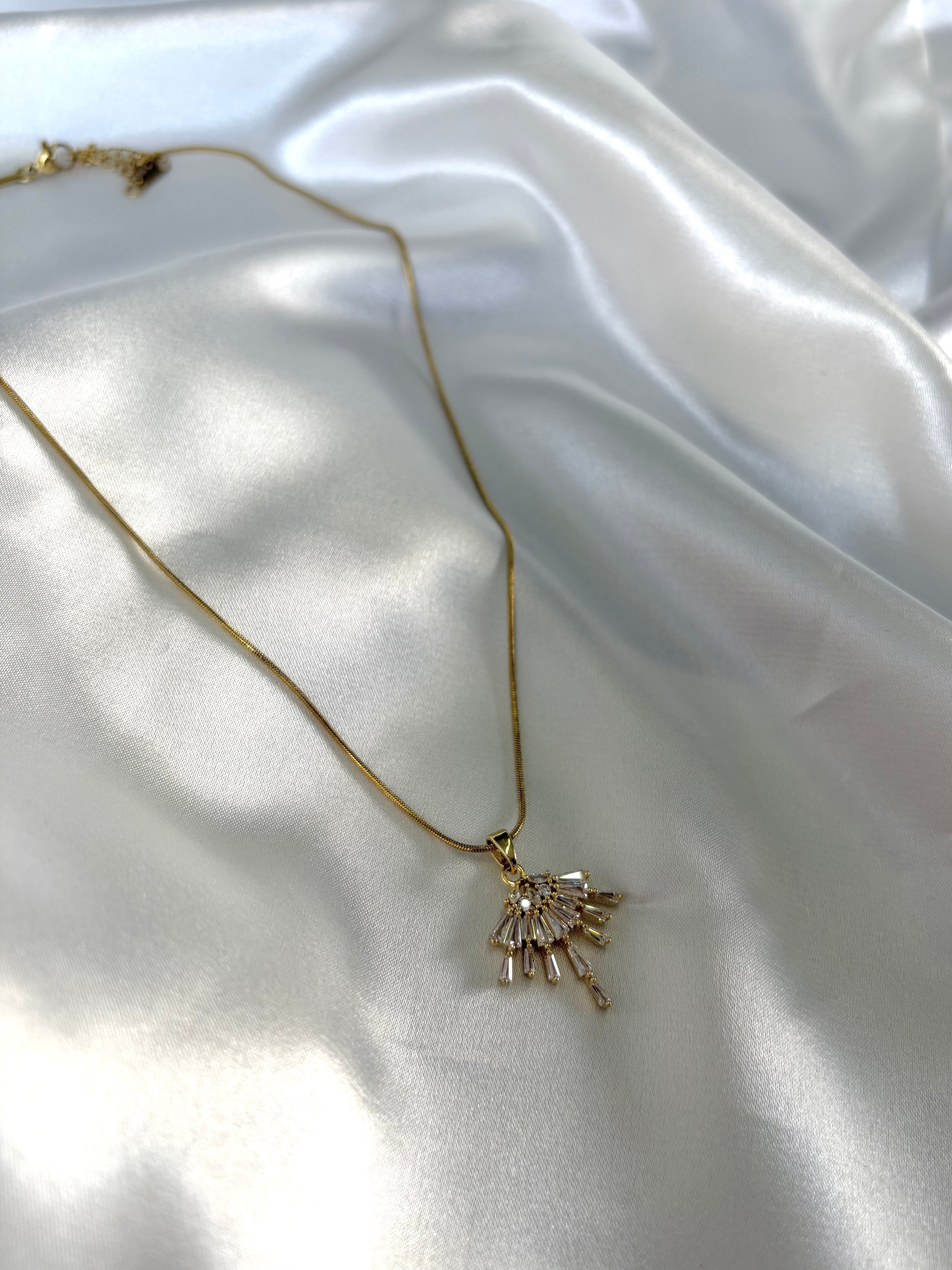 Kadın Gold Renk Taşlı Modern Kesim Çelik Kolye