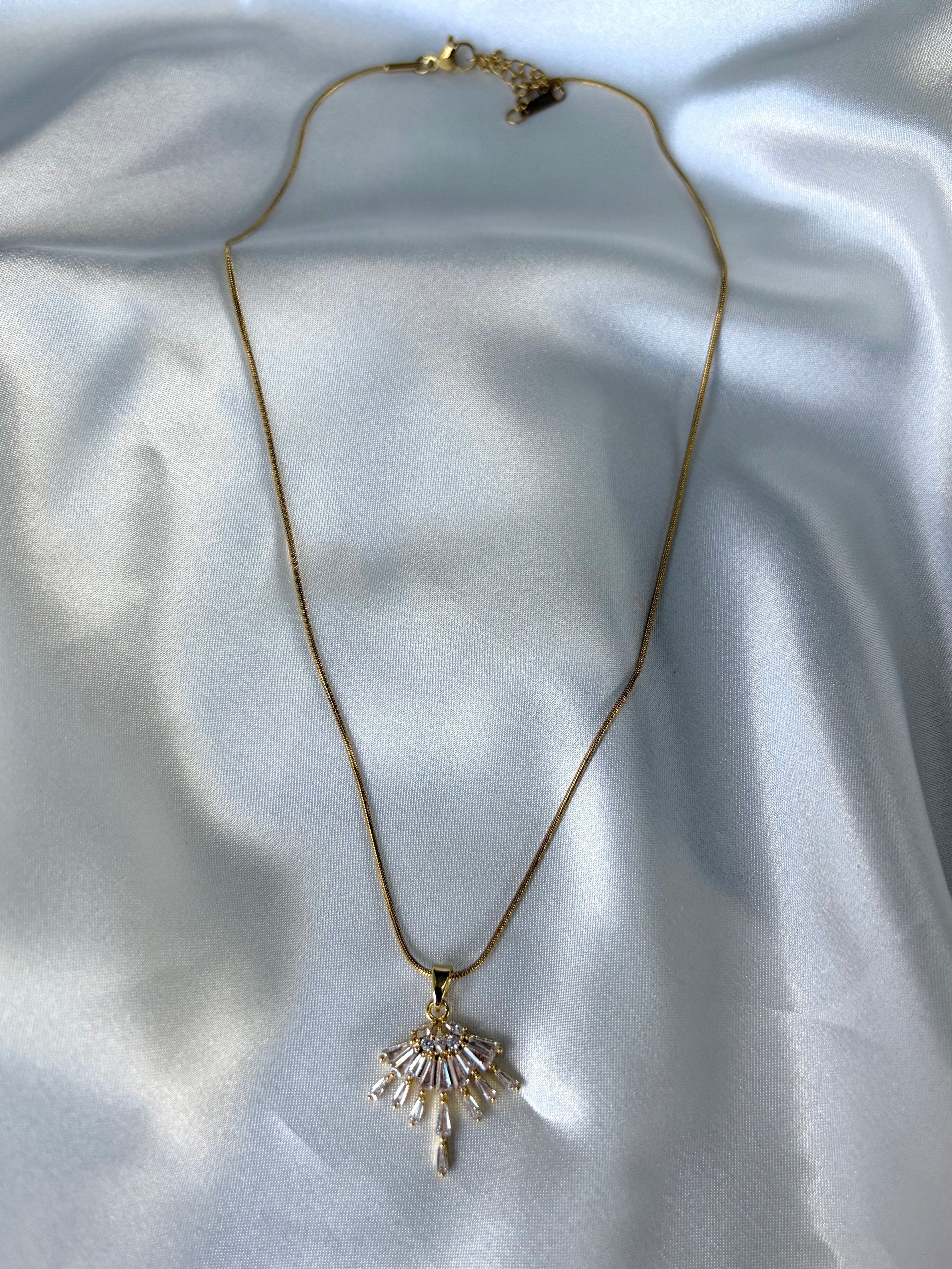 Kadın Gold Renk Taşlı Modern Kesim Çelik Kolye