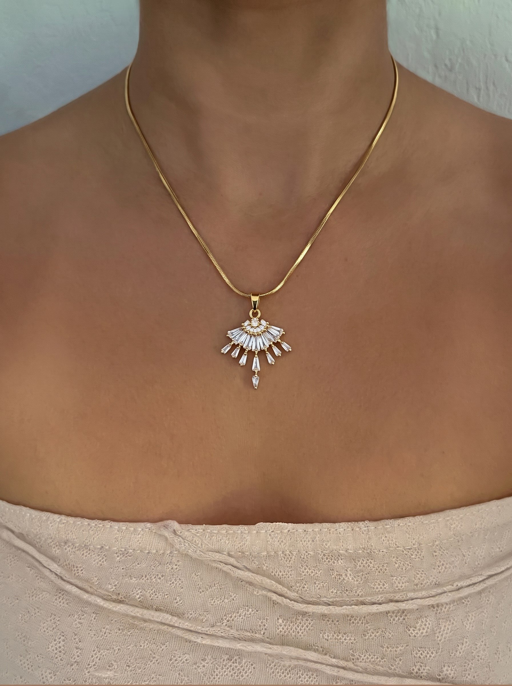 Kadın Gold Renk Taşlı Modern Kesim Çelik Kolye