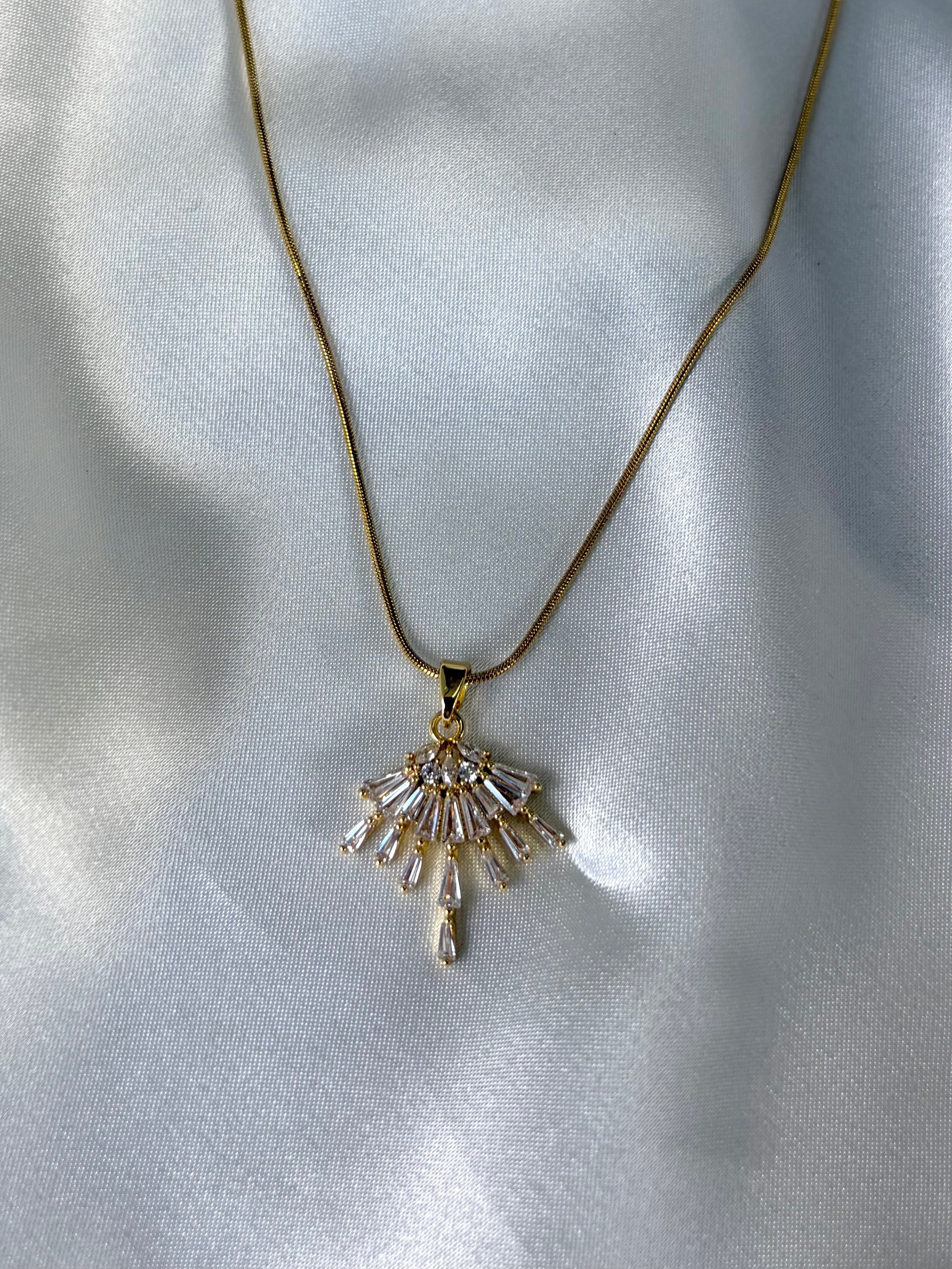 Kadın Gold Renk Taşlı Modern Kesim Çelik Kolye