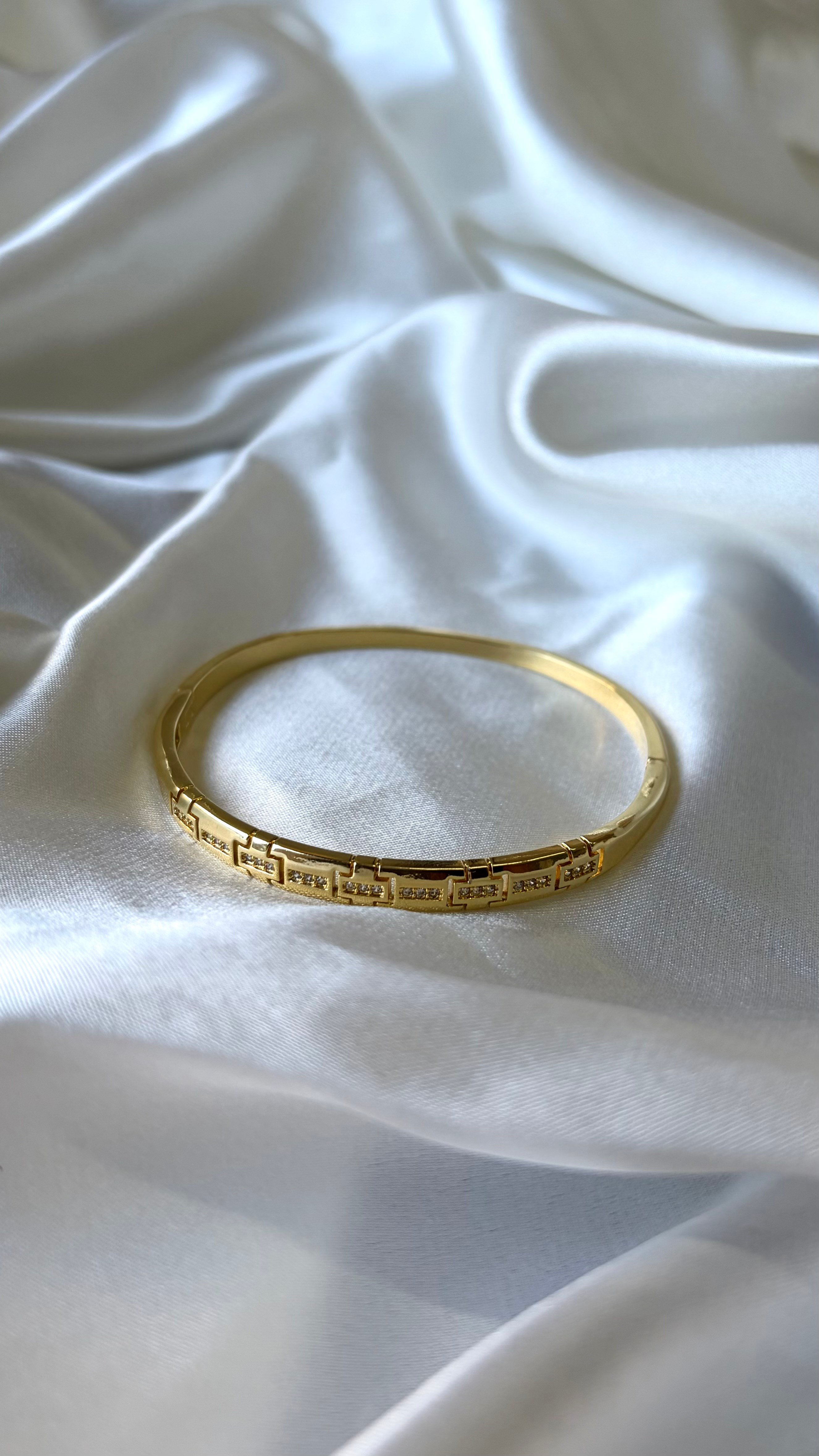 Kadın Gold Renk Taşlı Modern Tasarım Kelepçe Bileklik