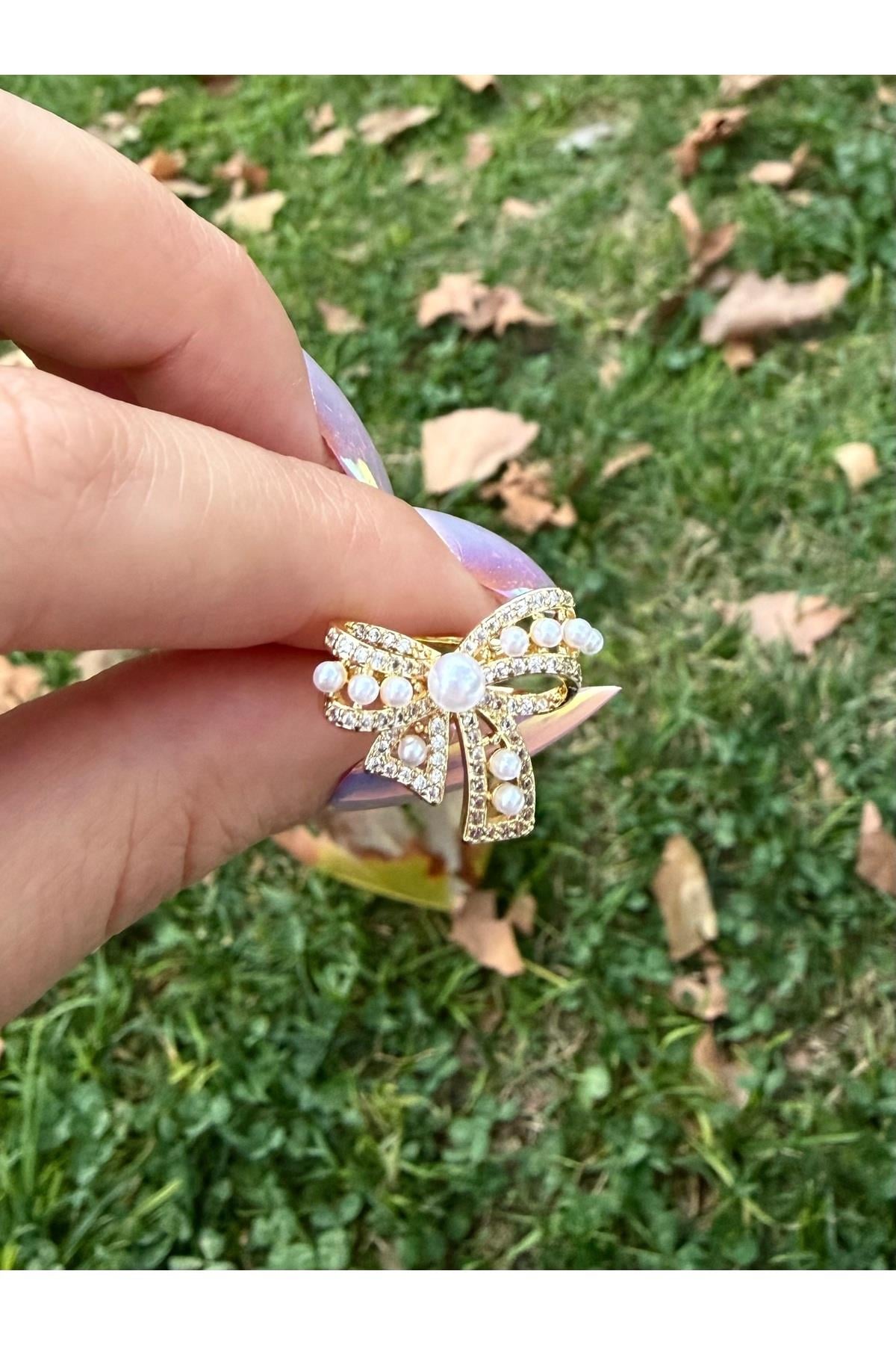 Kadın Gold Renk Taşlı ve İncili Fiyonk Kıkırdak Küpe