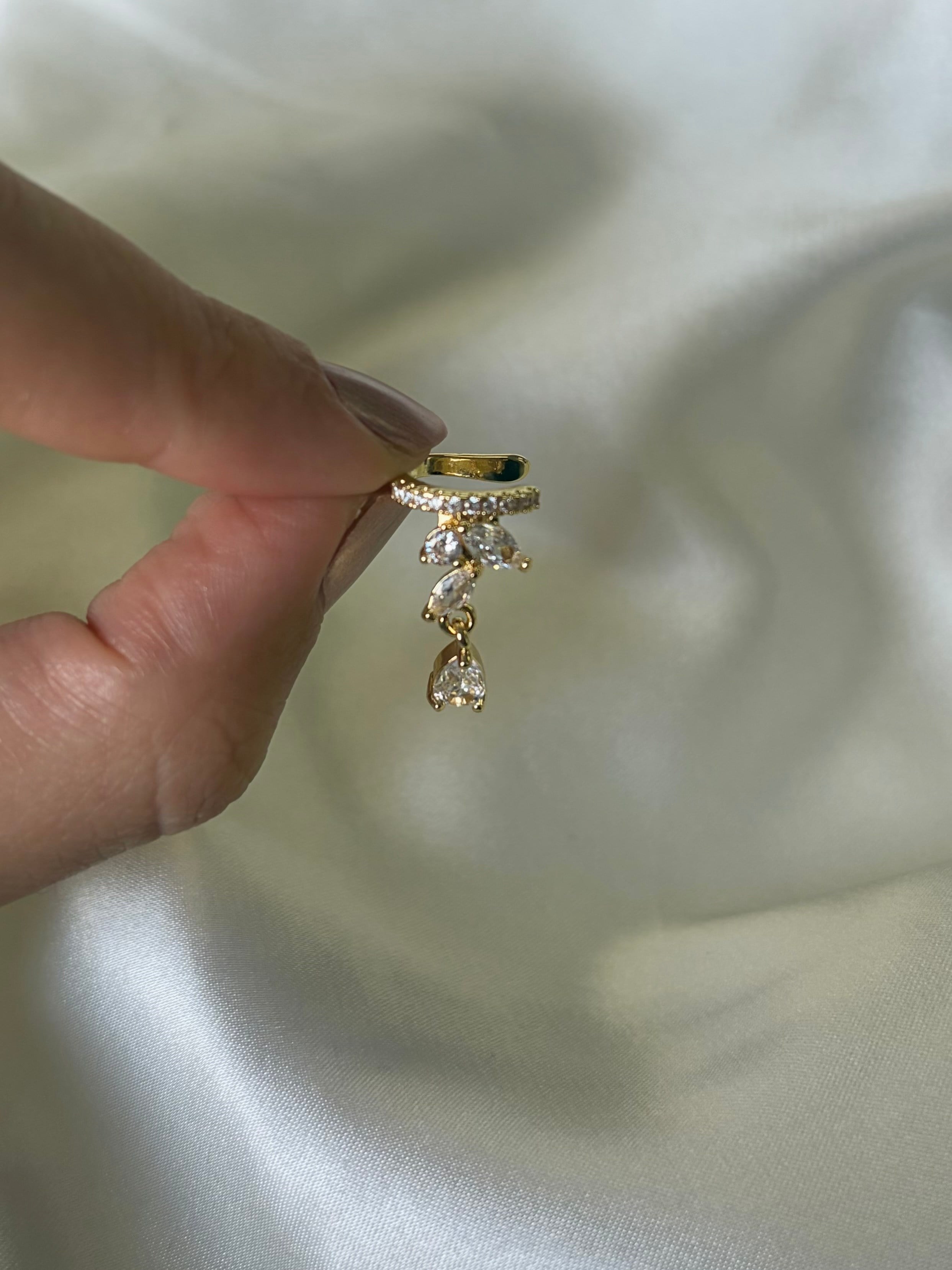 Kadın Gold Renk Taşlı Yaprak Model Kıkırdak Küpe 