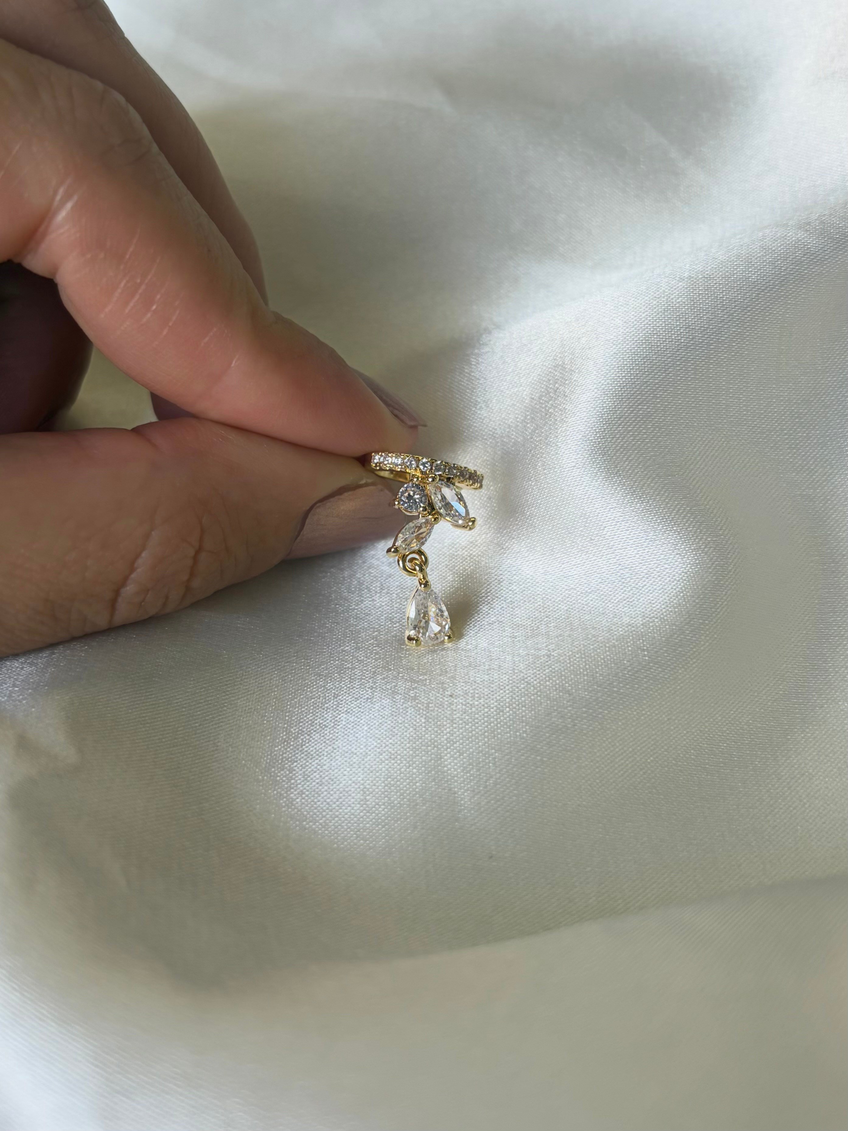 Kadın Gold Renk Taşlı Yaprak Model Kıkırdak Küpe 