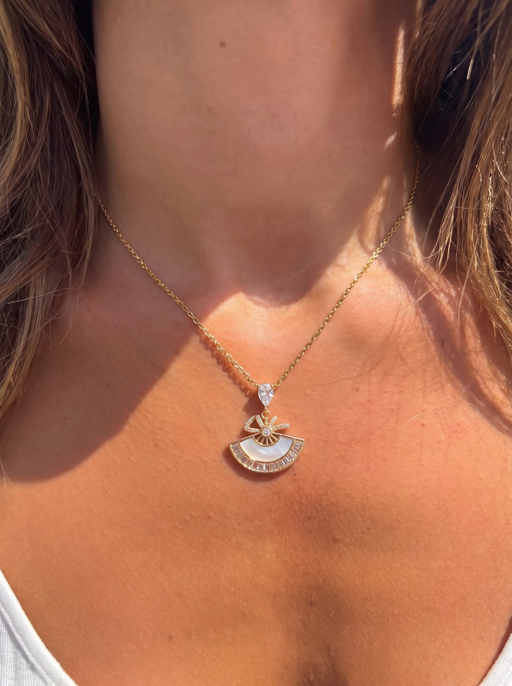 Kadın Gold Renk Taşlı Yelpaze Model Çelik Kolye