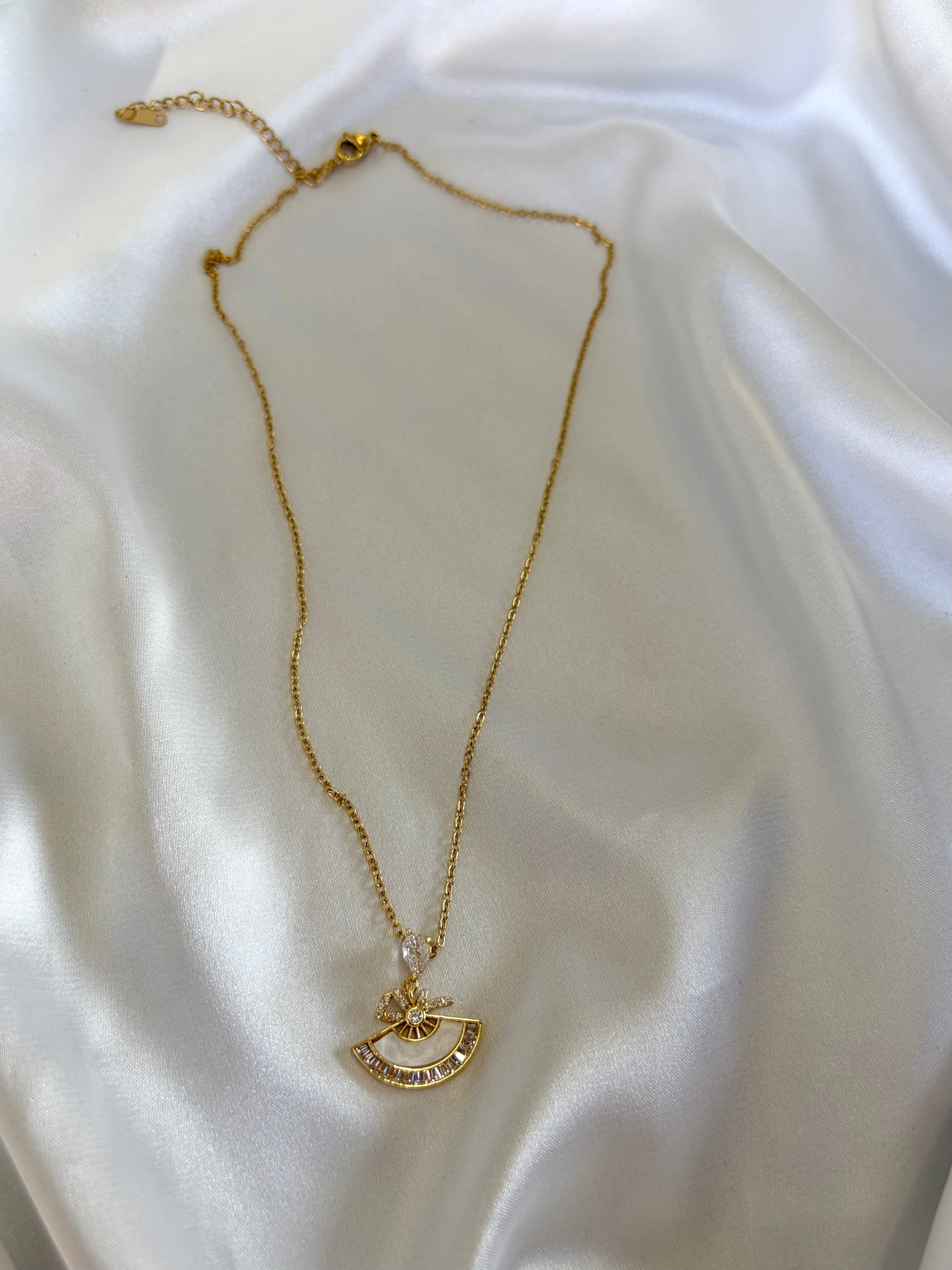 Kadın Gold Renk Taşlı Yelpaze Model Çelik Kolye