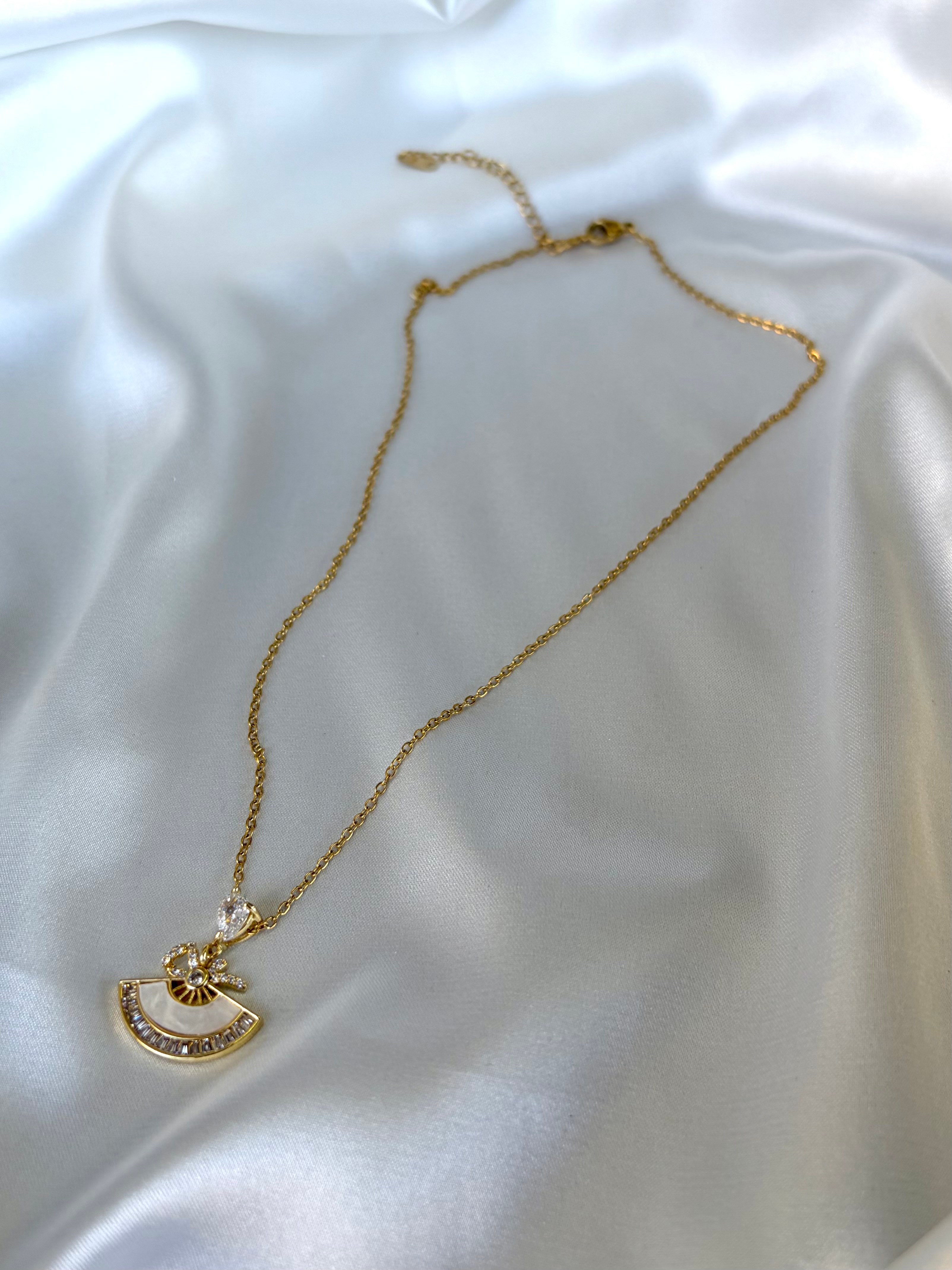 Kadın Gold Renk Taşlı Yelpaze Model Çelik Kolye
