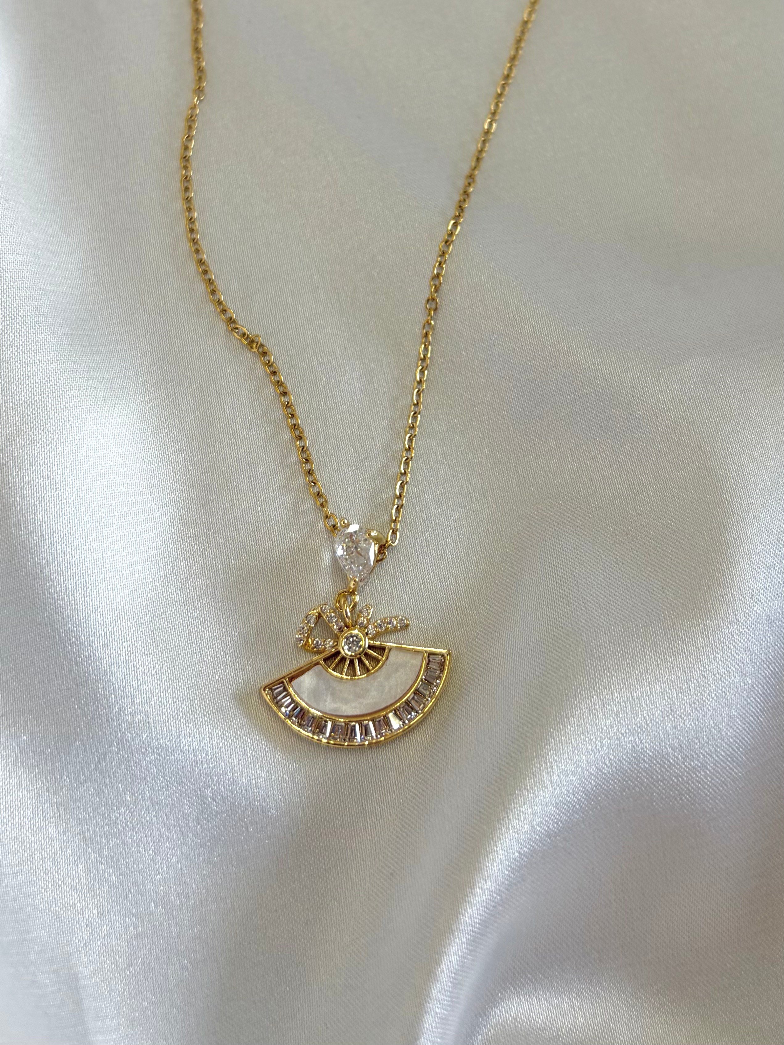 Kadın Gold Renk Taşlı Yelpaze Model Çelik Kolye