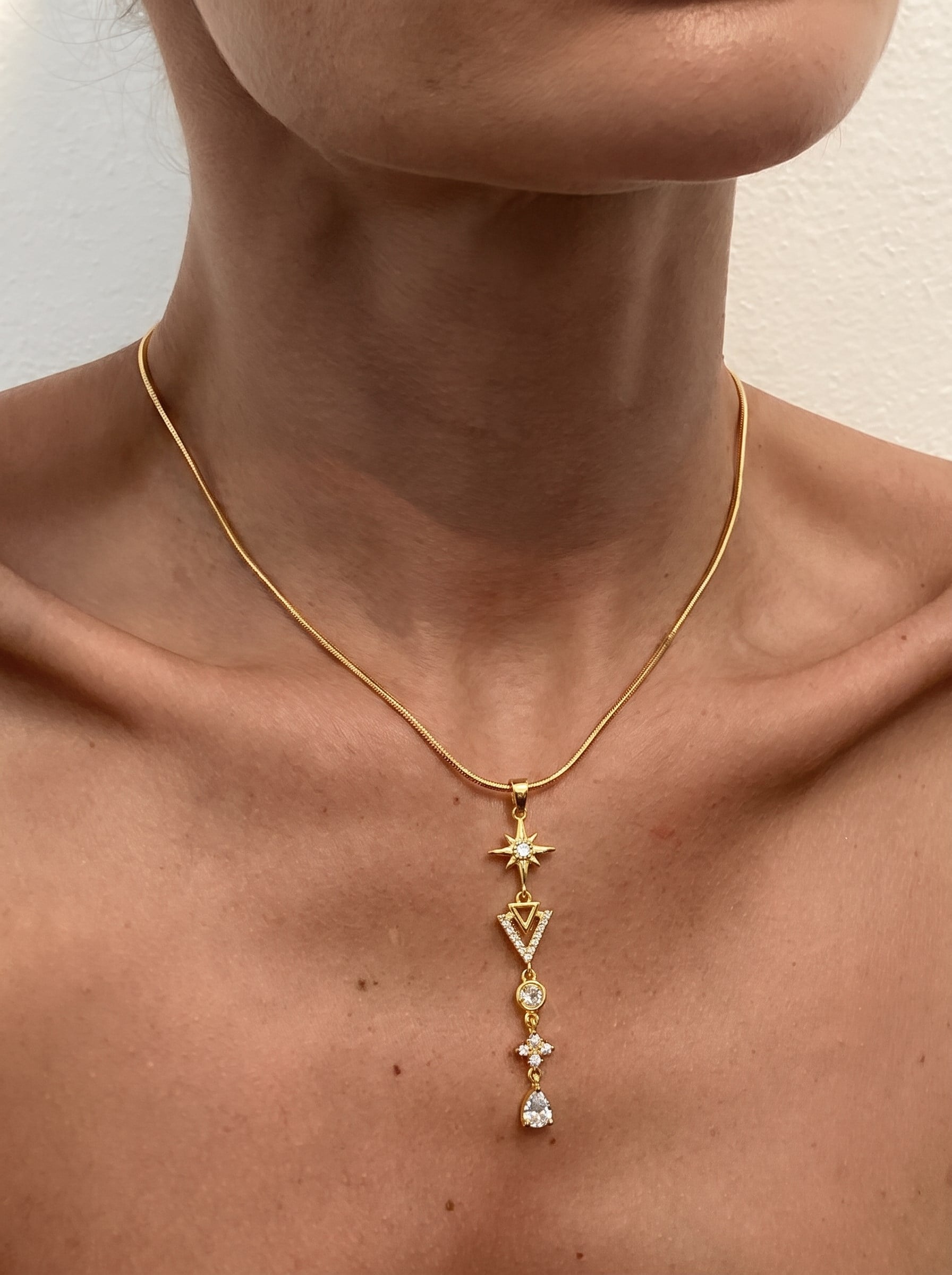 Kadın Gold Renk Taşlı Yıldız Detaylı Sallantılı Çelik Kolye