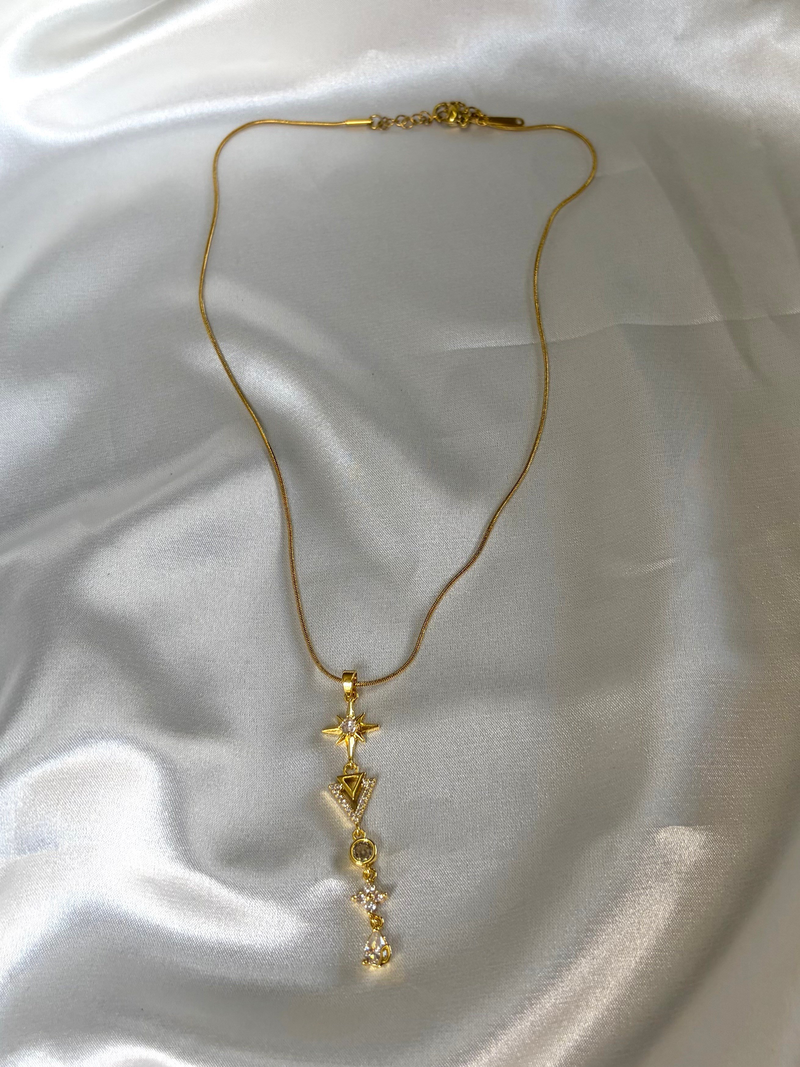 Kadın Gold Renk Taşlı Yıldız Detaylı Sallantılı Çelik Kolye