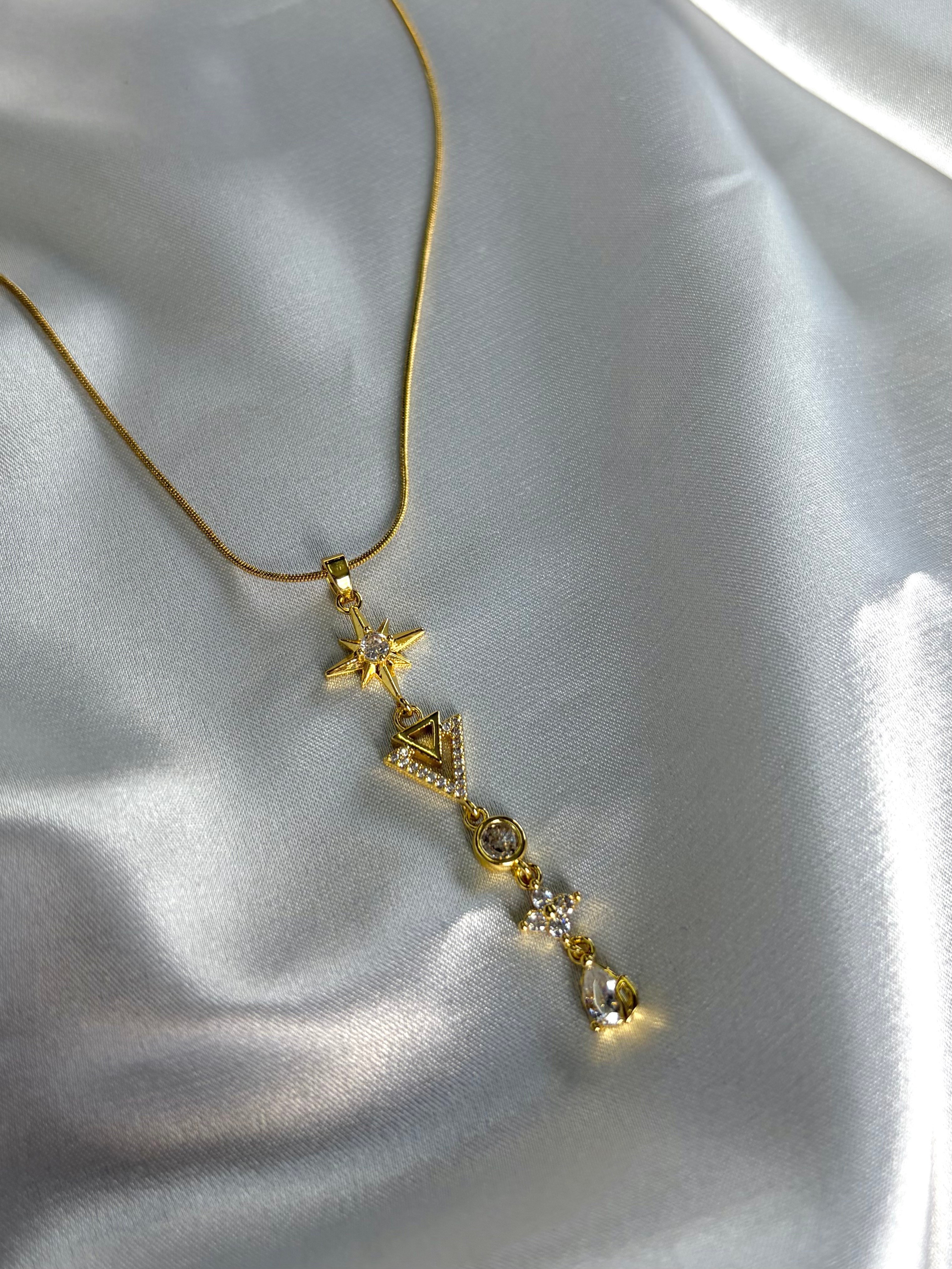 Kadın Gold Renk Taşlı Yıldız Detaylı Sallantılı Çelik Kolye
