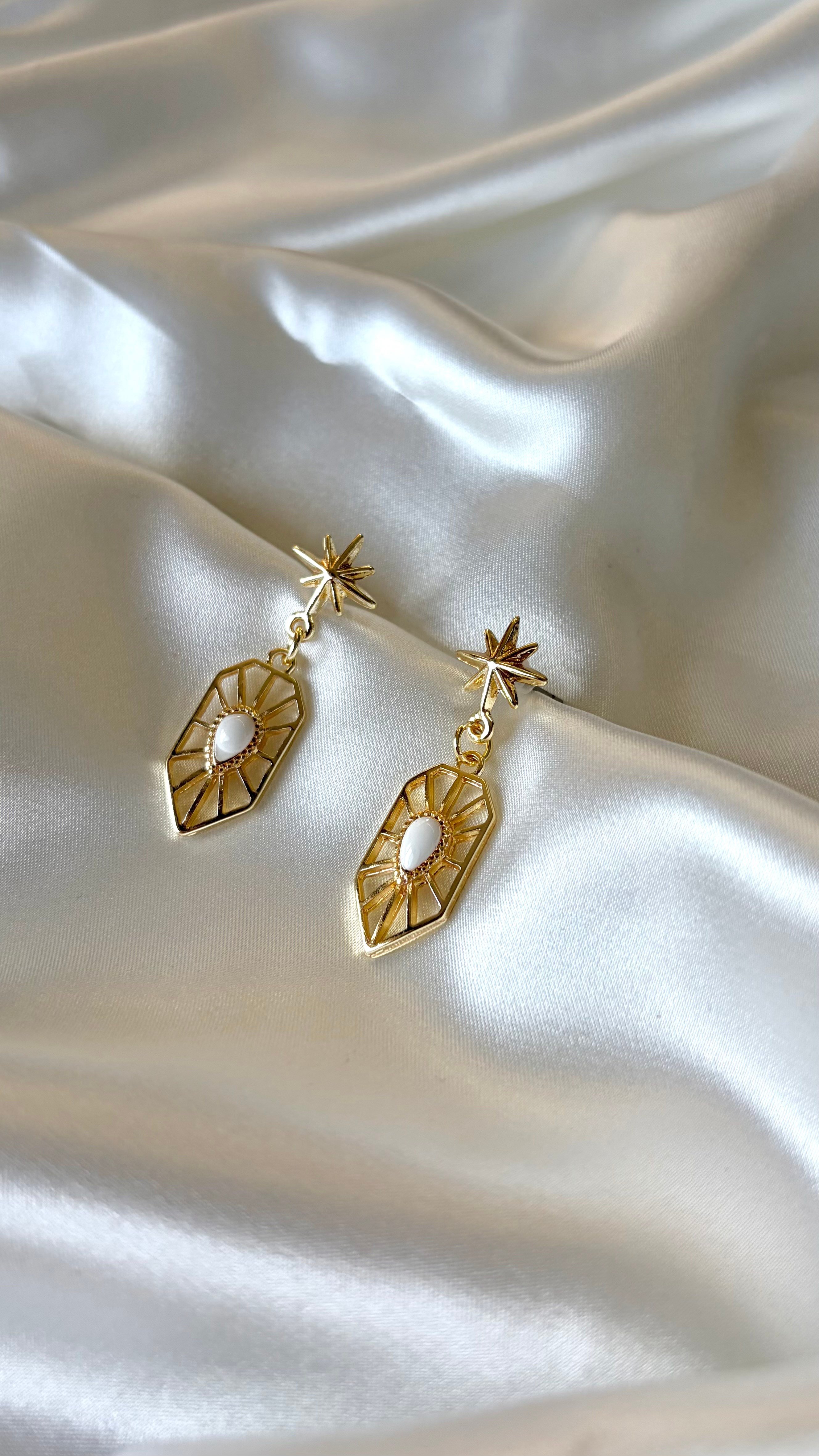 Kadın Gold Renk Taşlı Yıldızlı Modern Sallantılı Küpe