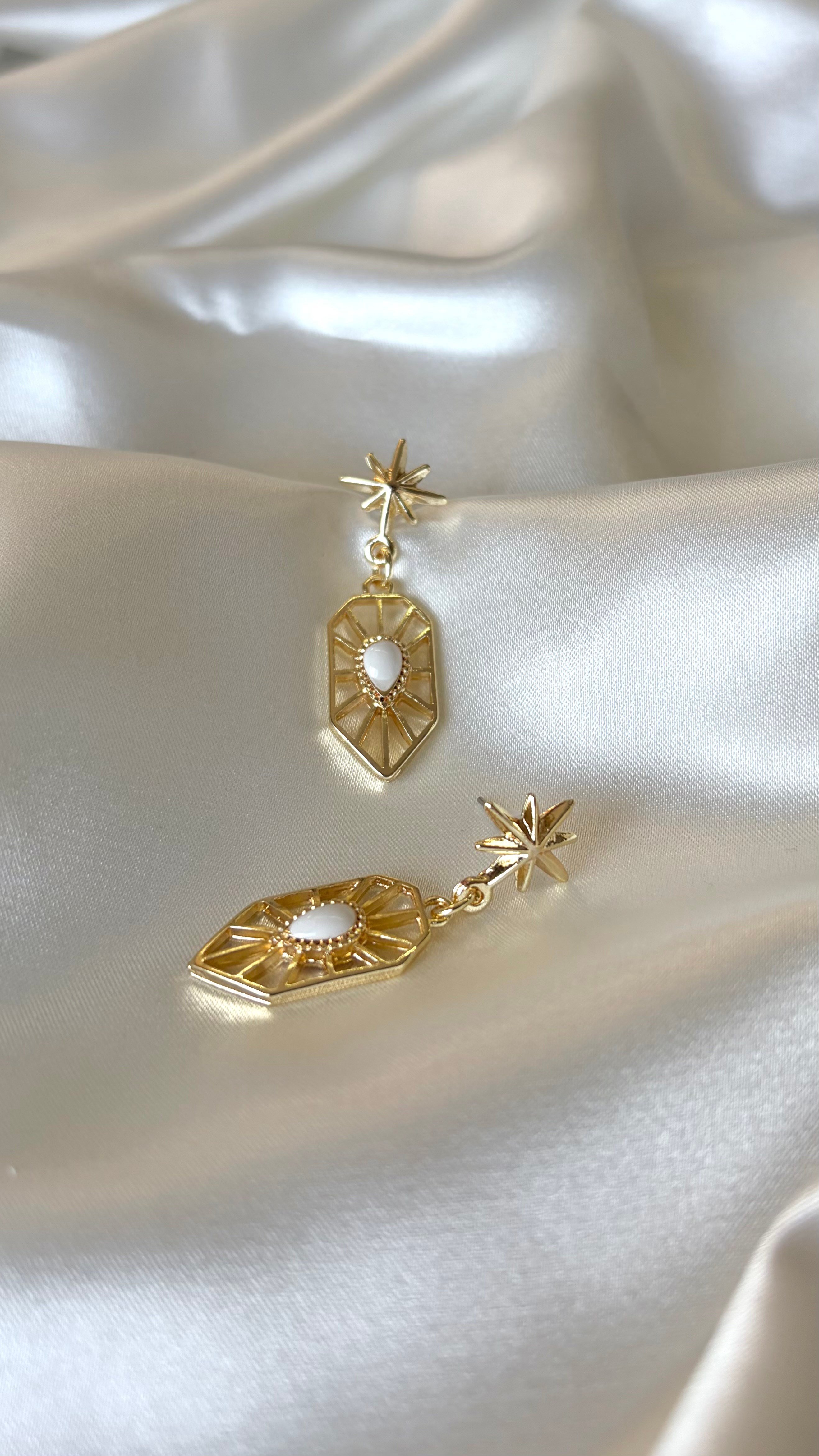 Kadın Gold Renk Taşlı Yıldızlı Modern Sallantılı Küpe