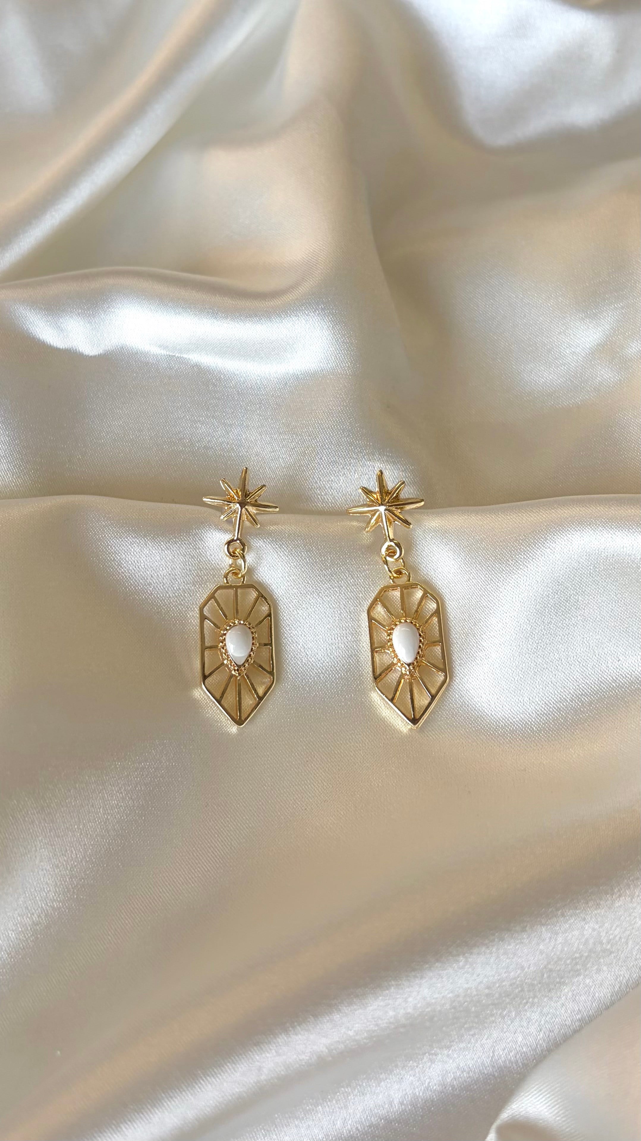 Kadın Gold Renk Taşlı Yıldızlı Modern Sallantılı Küpe
