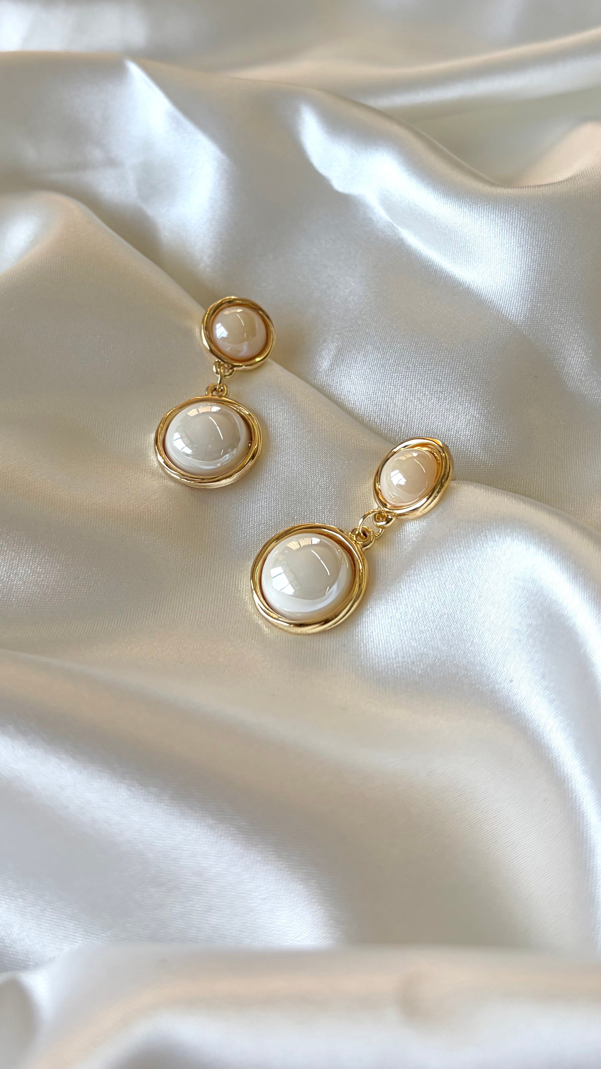 Kadın Gold Renk Taşlı Yuvarlak Sallantılı Model Küpe