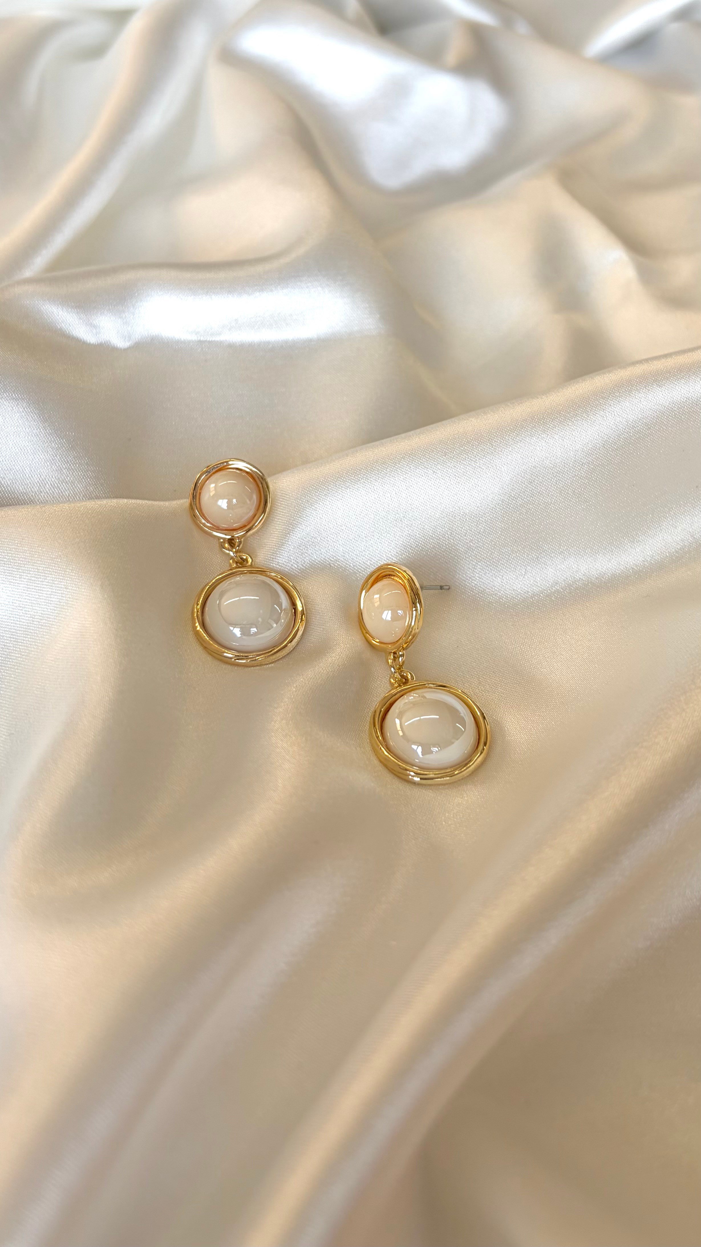 Kadın Gold Renk Taşlı Yuvarlak Sallantılı Model Küpe