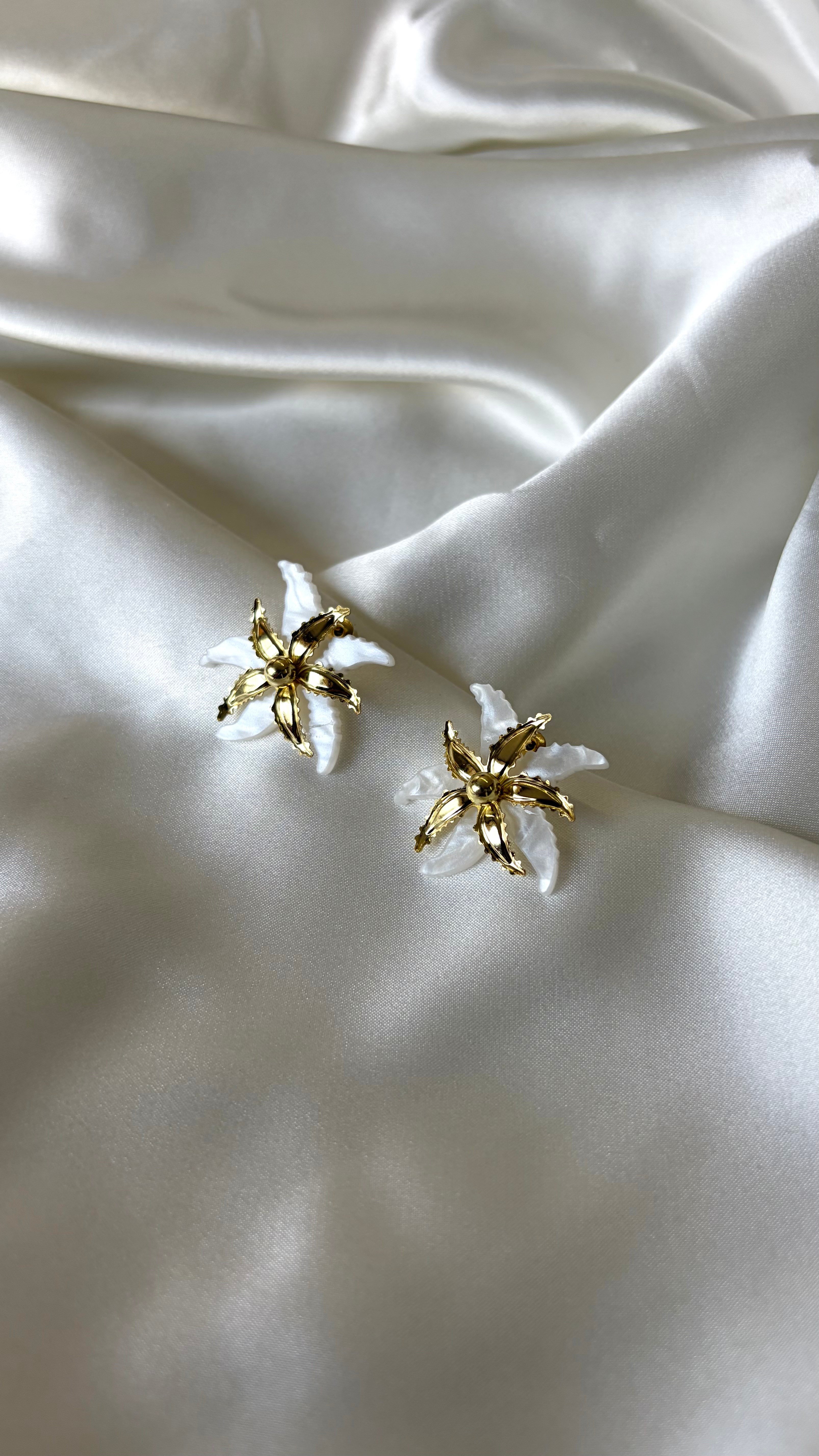 Kadın Gold ve Beyaz Renk Çiçek Model Küpe 
