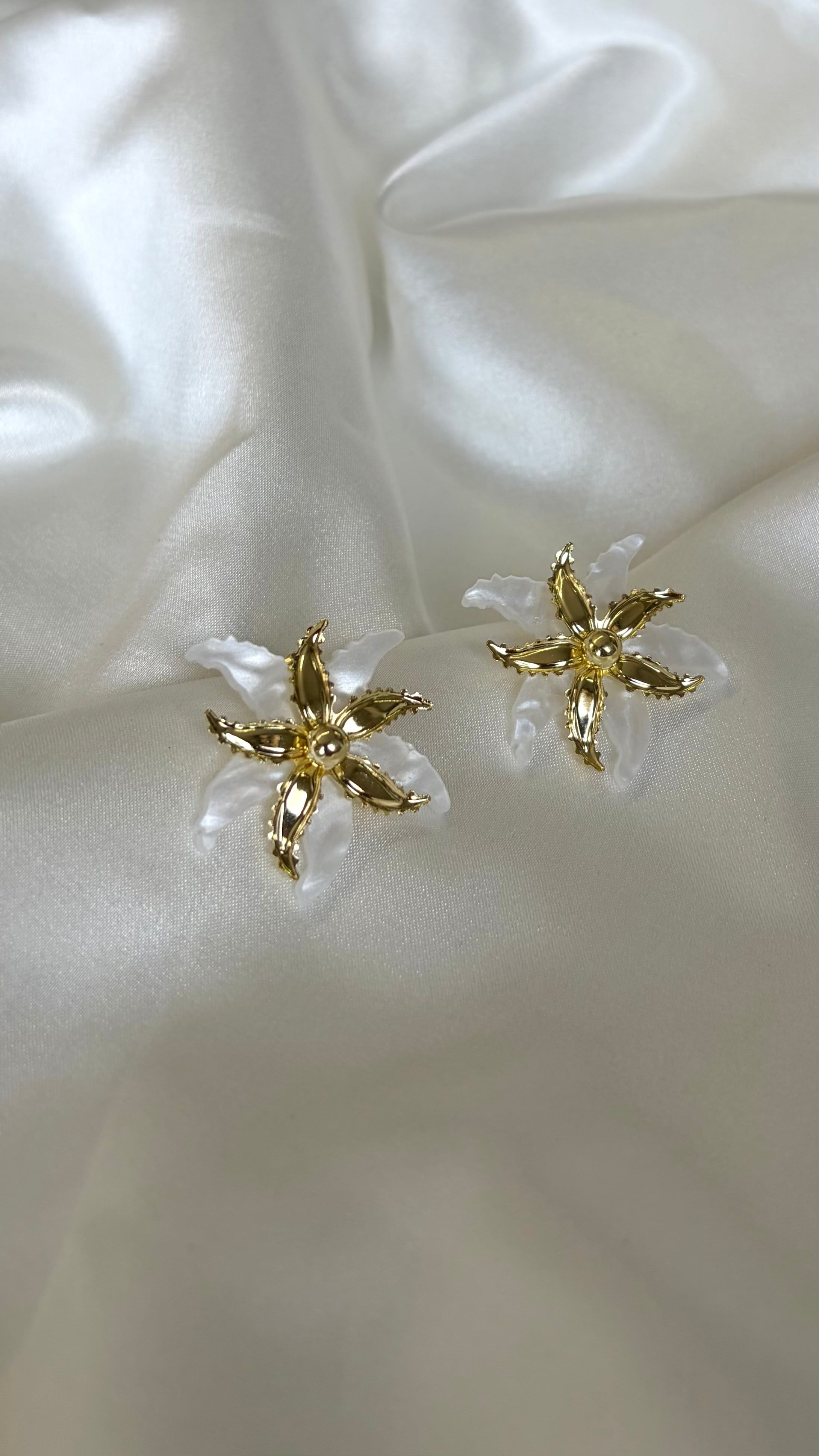 Kadın Gold ve Beyaz Renk Çiçek Model Küpe 
