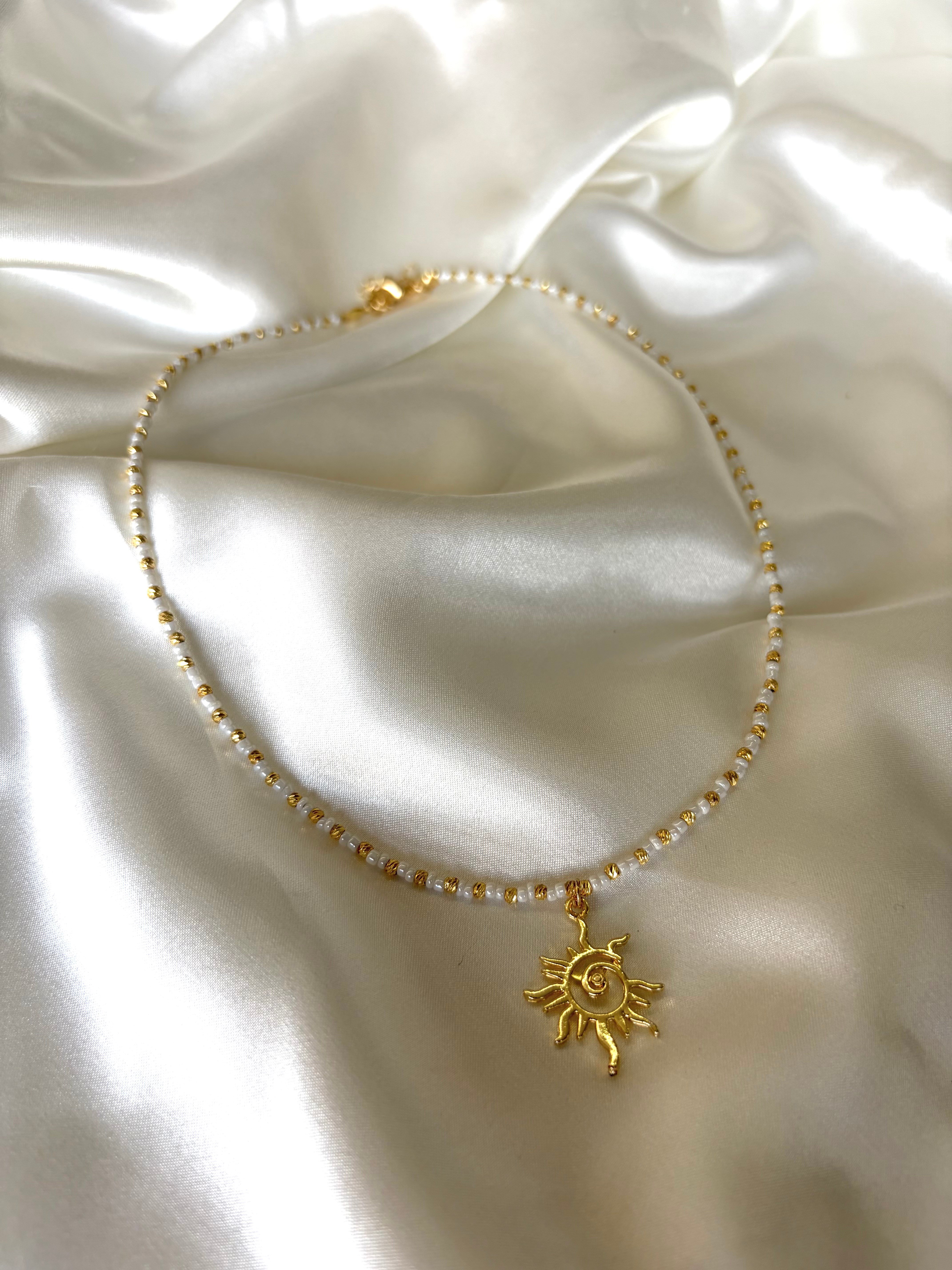 Kadın Gold ve Beyaz Taşlı Güneş Figürlü Kolye