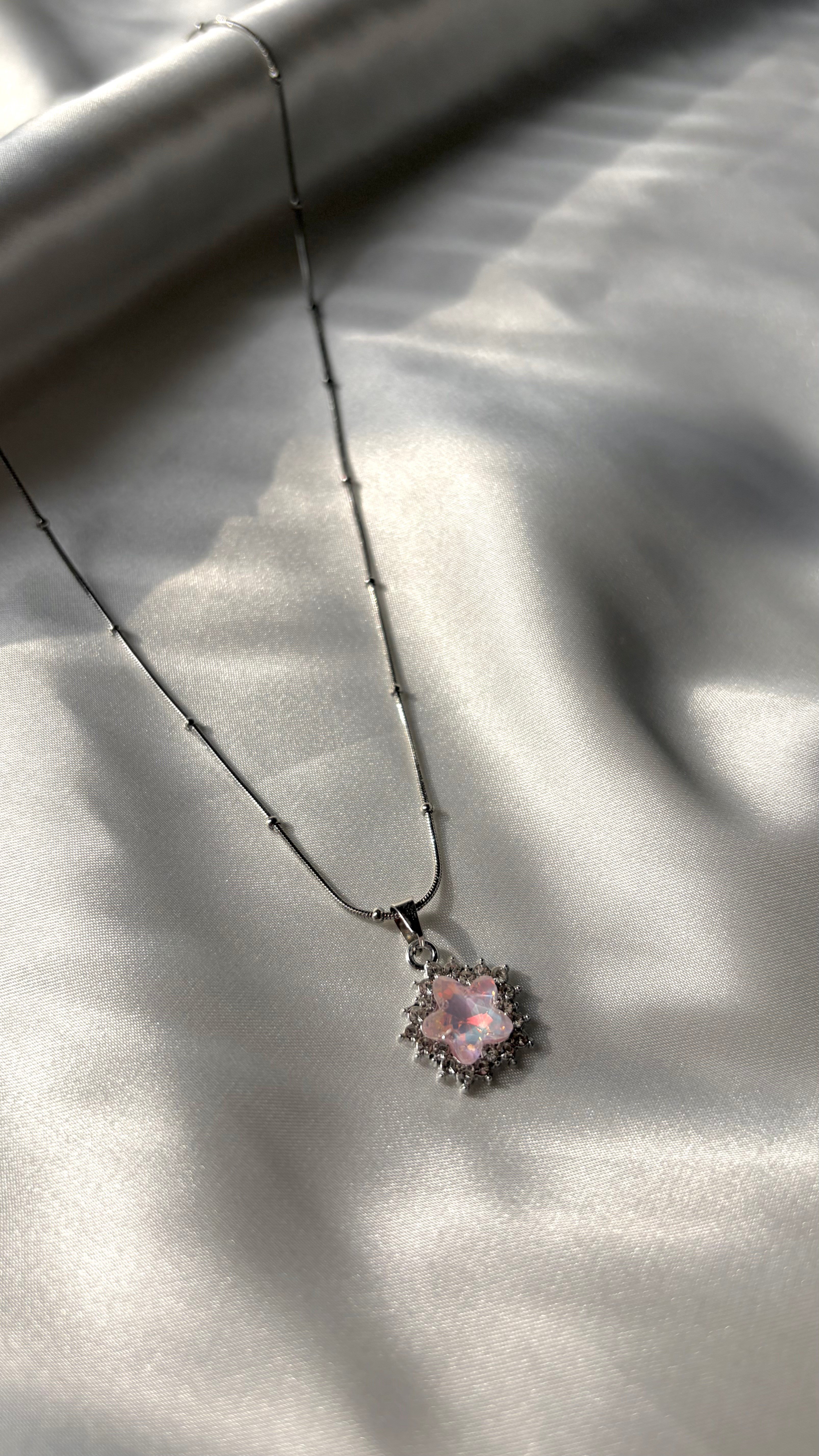 Kadın Gümüş Renk Pembe Taşlı Çiçek Desen Çelik Kolye