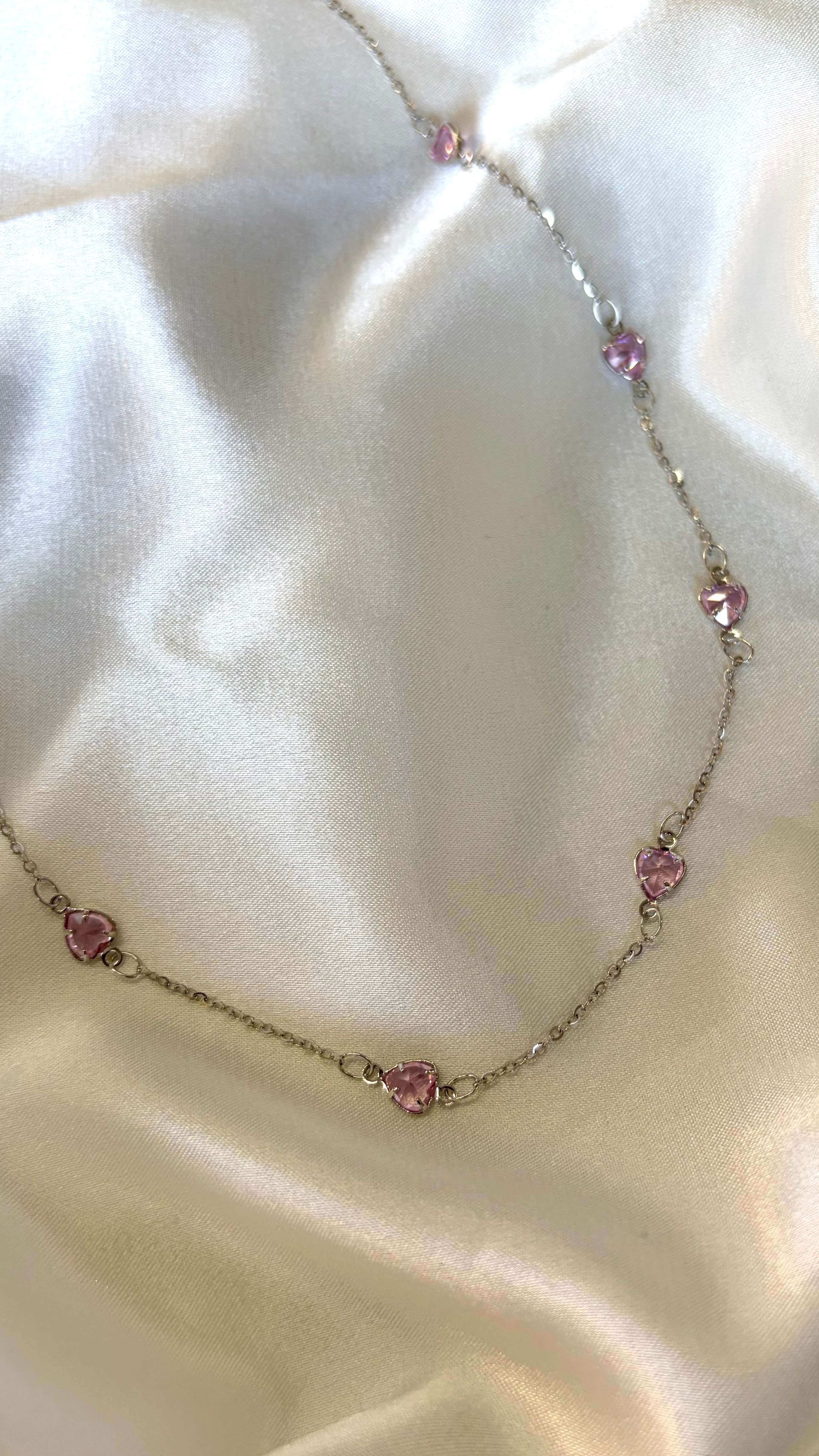 Kadın Gümüş Renk Pembe Taşlı Sıralı Minik Kalpli Kolye