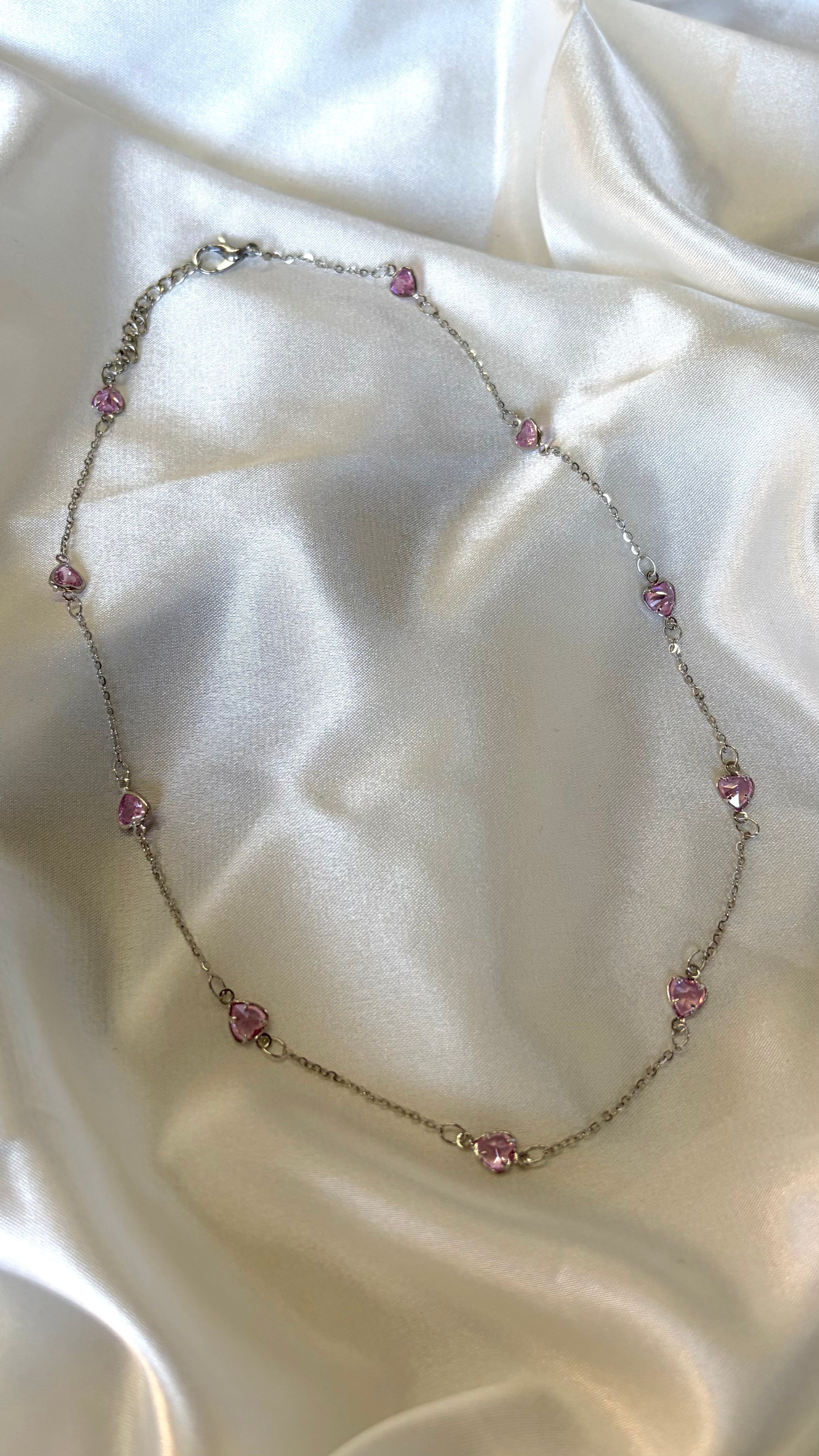 Kadın Gümüş Renk Pembe Taşlı Sıralı Minik Kalpli Kolye