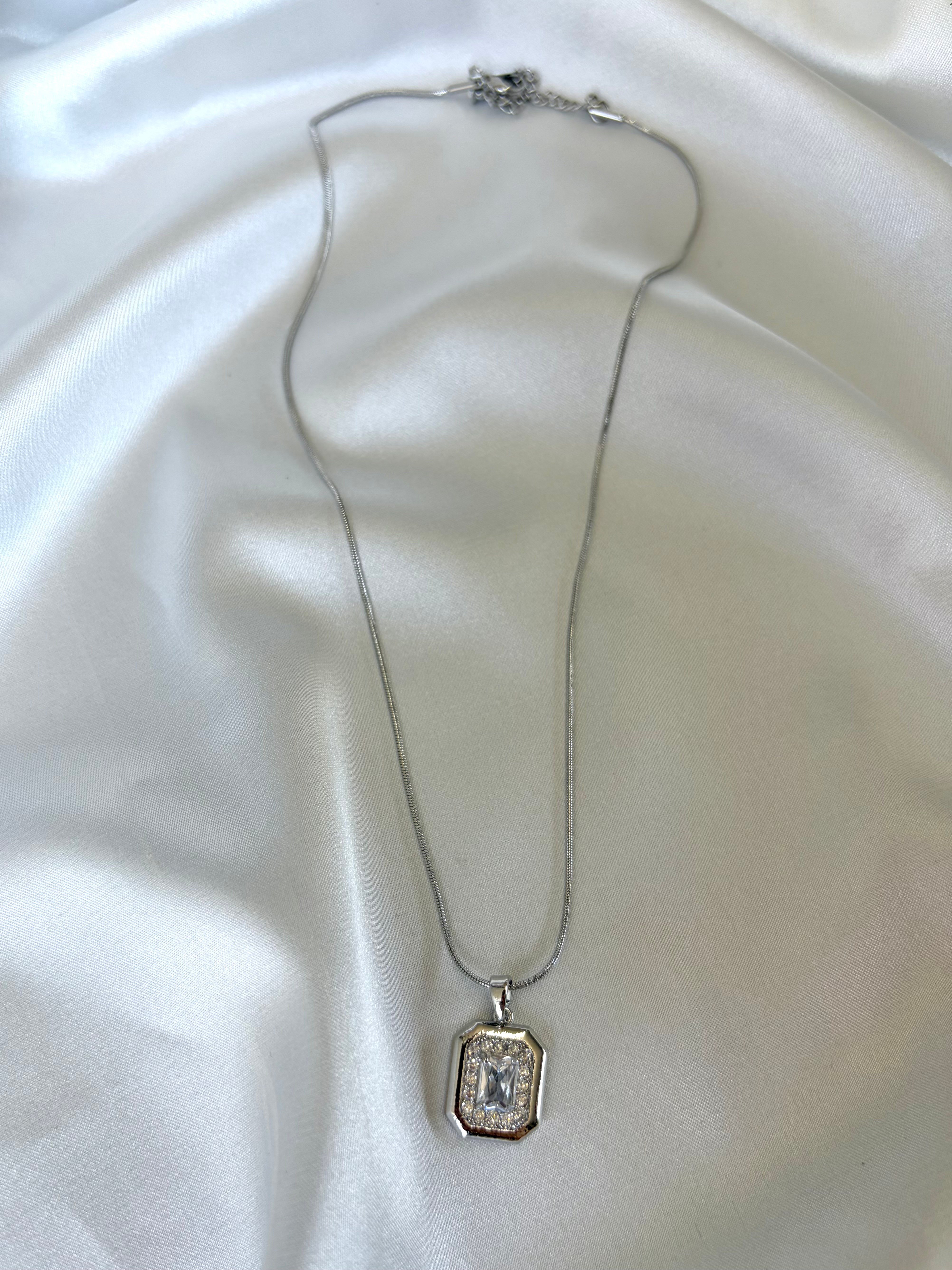 Kadın Gümüş Renk Taşlı Elegant Çelik Kolye