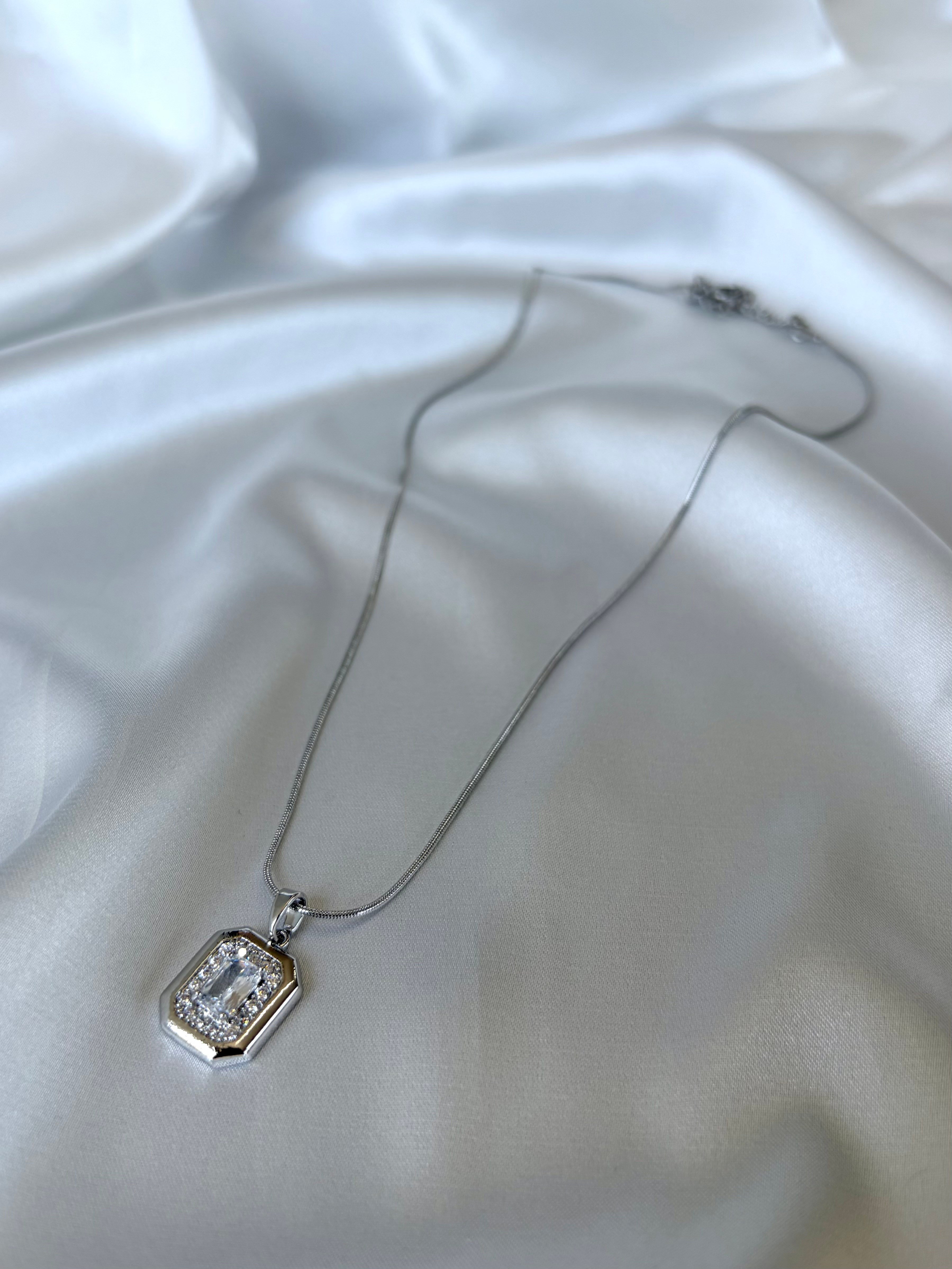 Kadın Gümüş Renk Taşlı Elegant Çelik Kolye