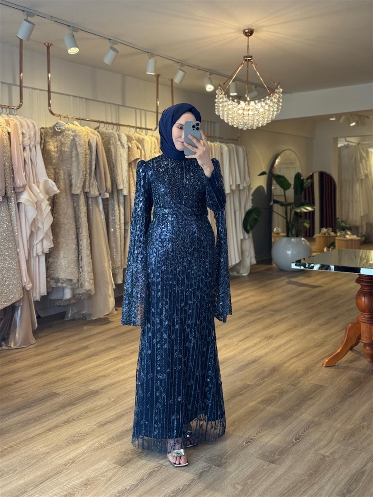 Vera Koldan Pelerin Detaylı Elbise 