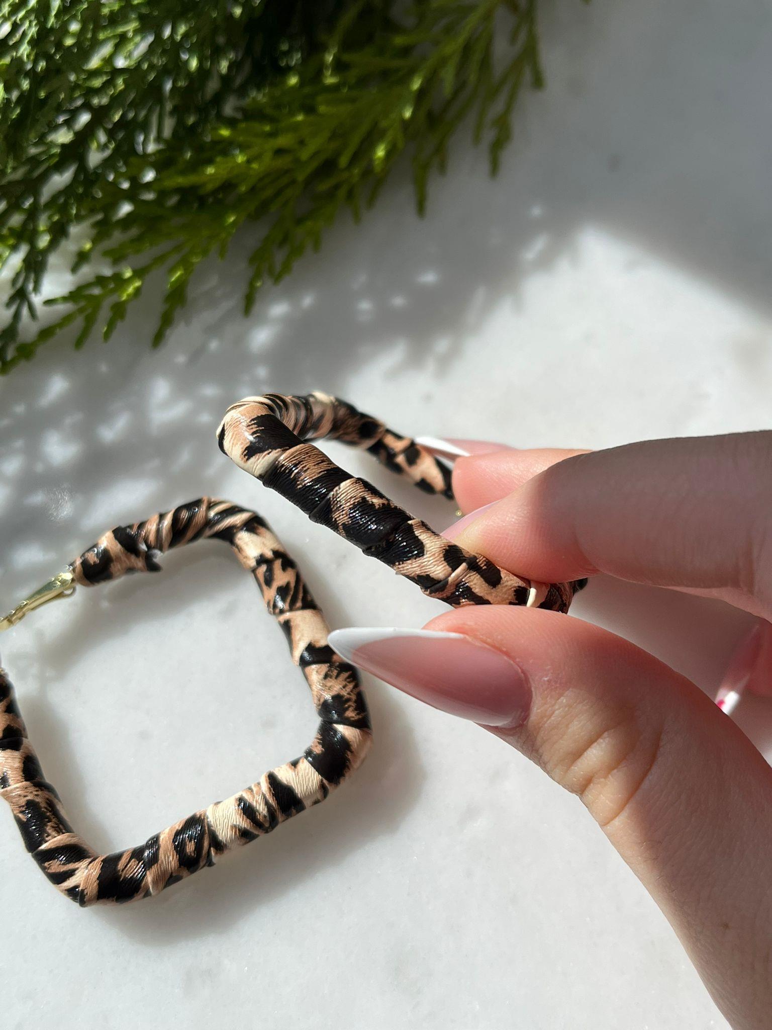 Deri Kaplı Kare Leopar Küpe