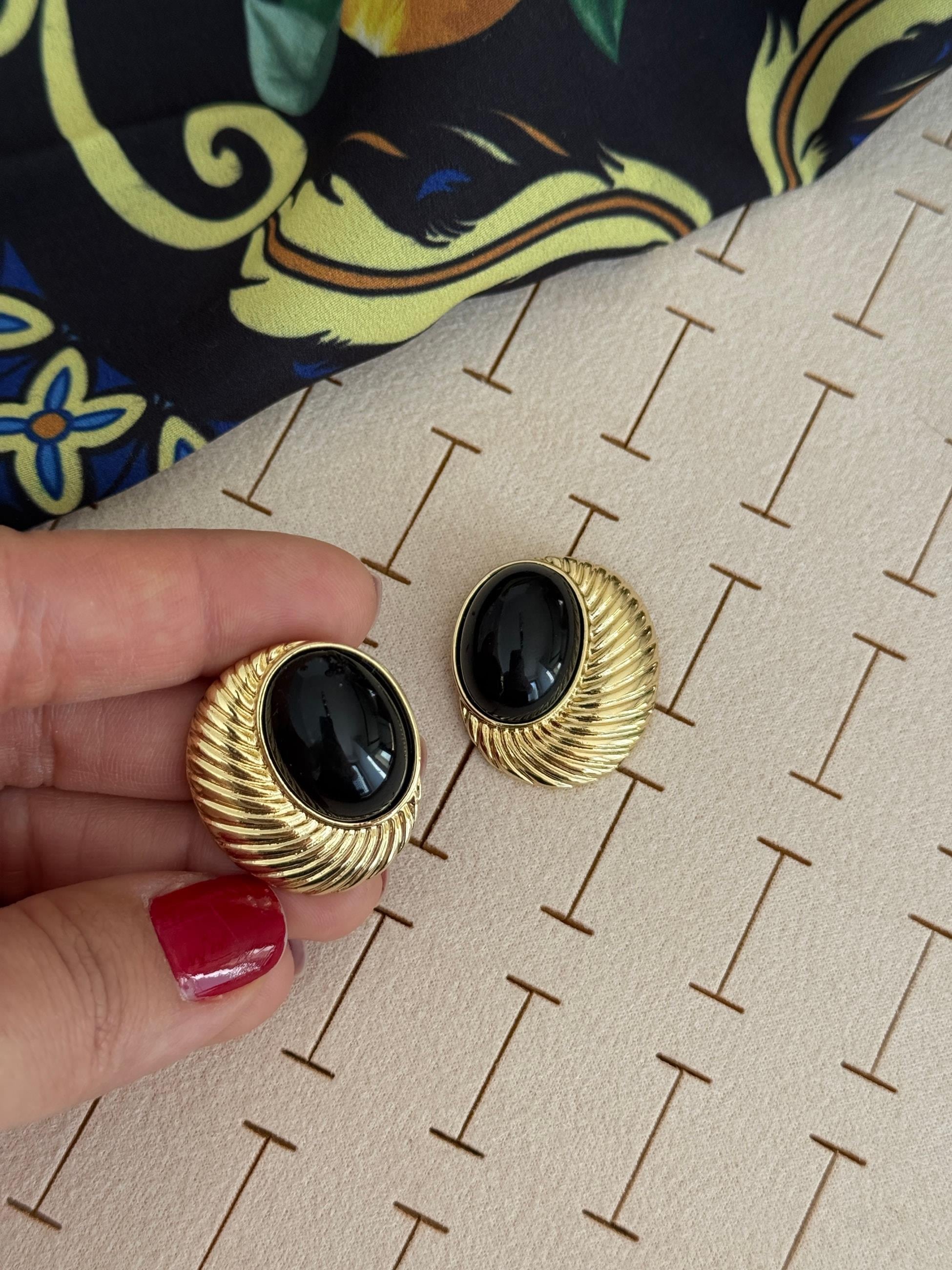 Gold Tırtıklı Plaka Siyah Taşlı Küpe
