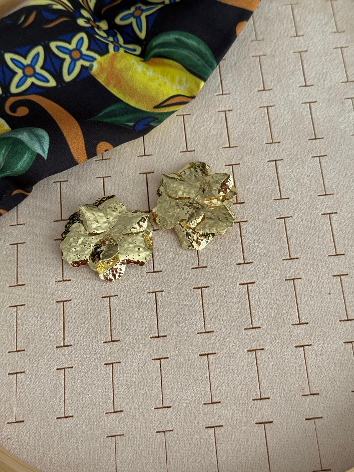 Özel Seri Gold Dokulu Çiçek Küpe
