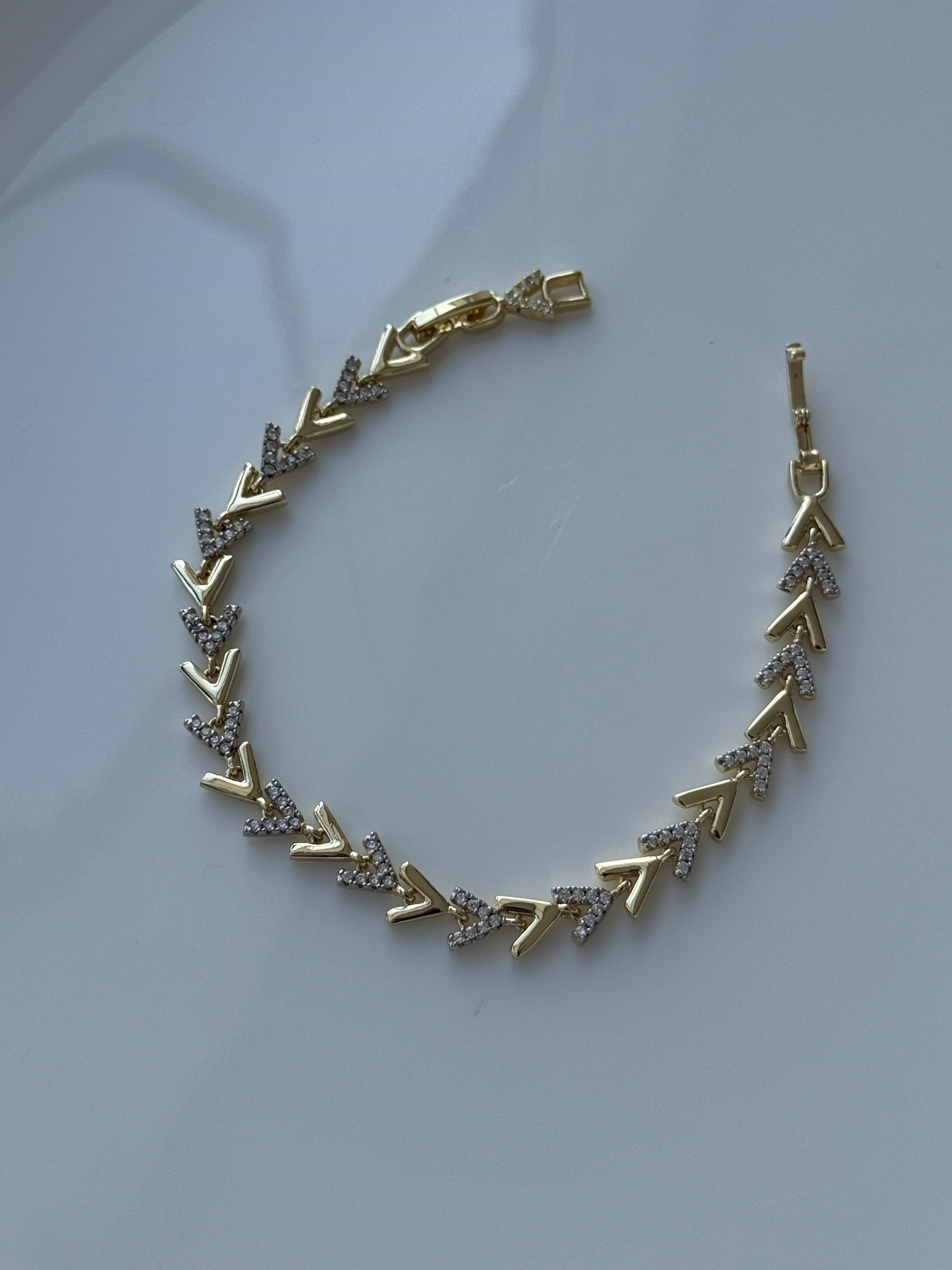 Vip 14k Taşlı V Bileklik