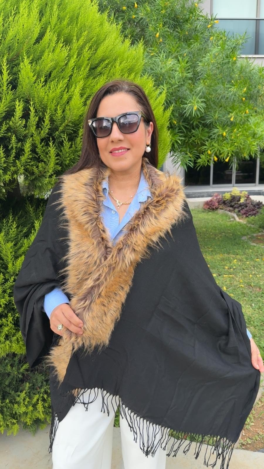 Yakası  Kahverengi Kürklü Saçaklı Şal