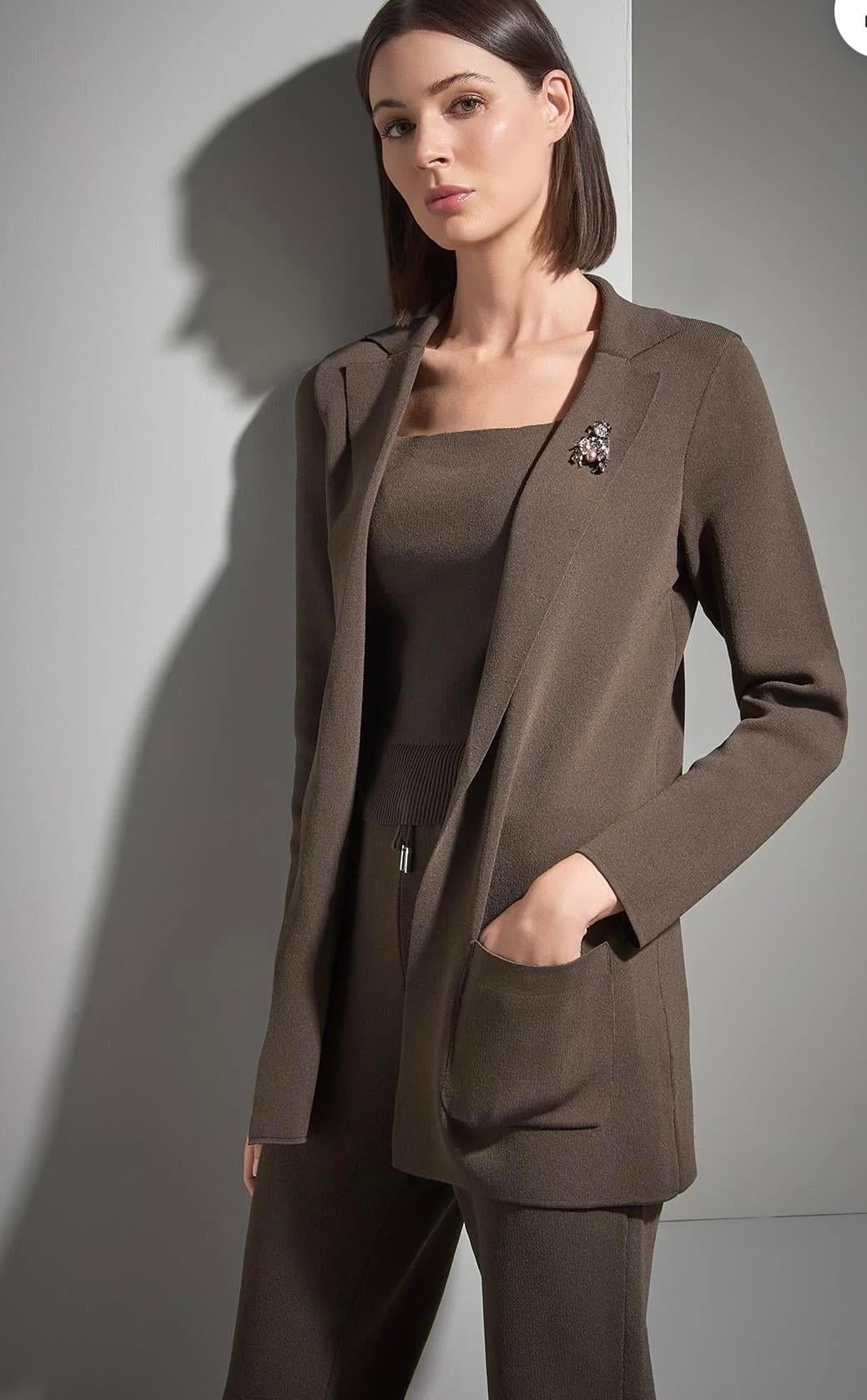 Arı Broşlu Triko Ceket