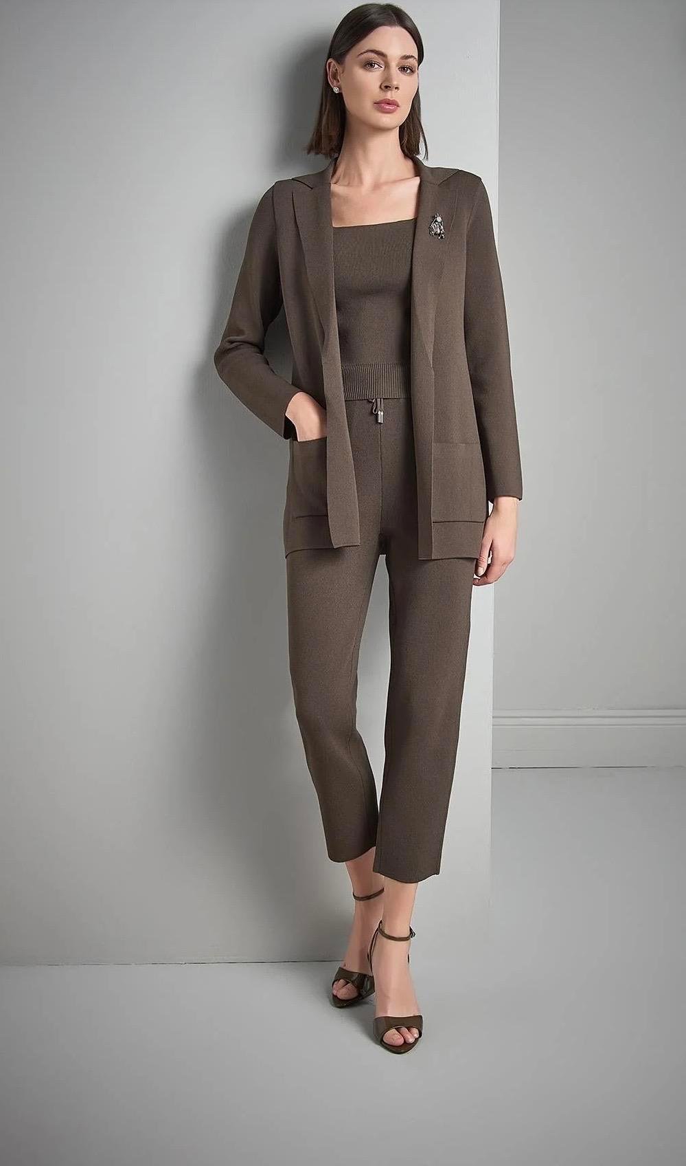 Arı Broşlu Triko Ceket