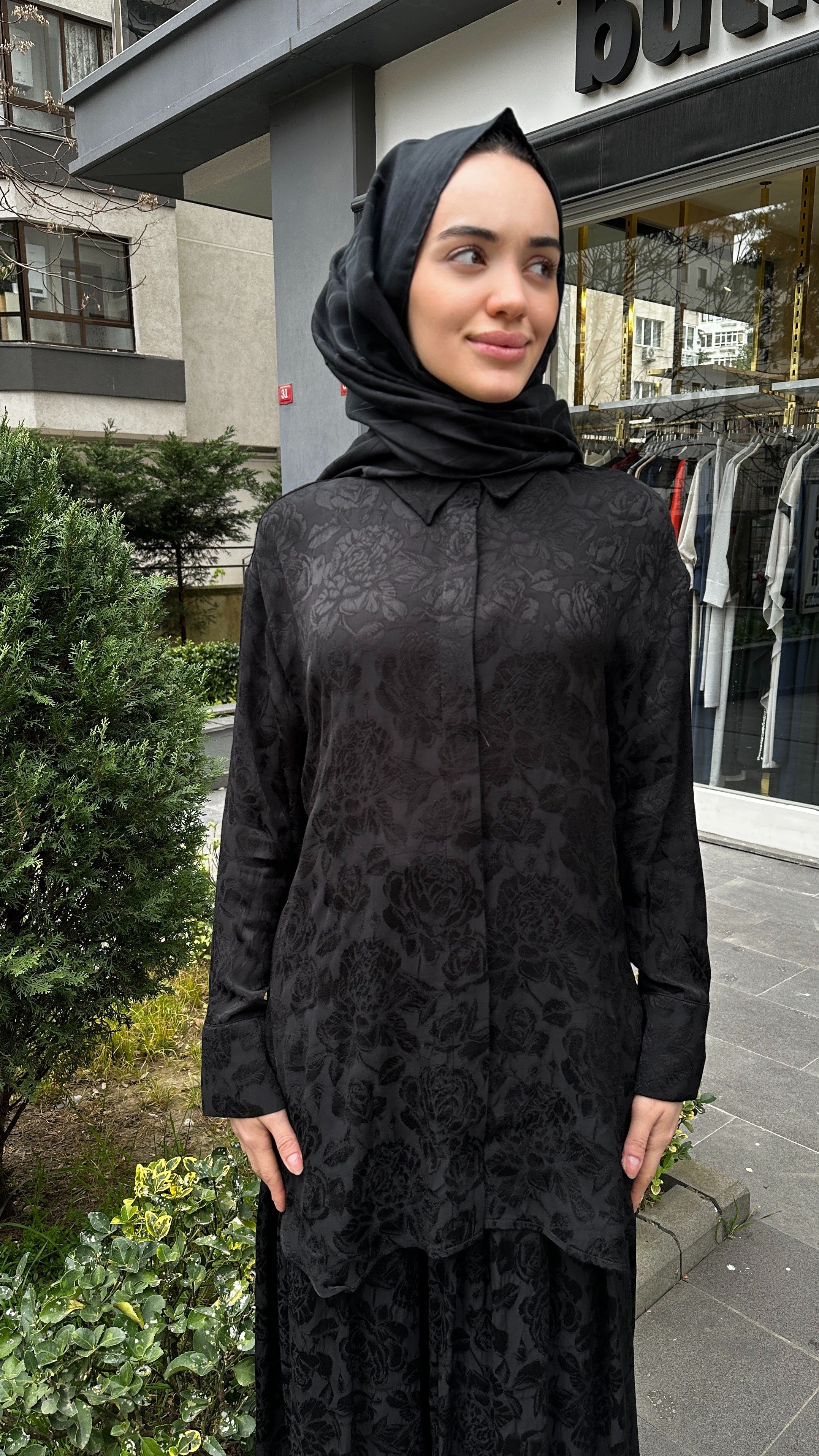 Jakarlı Siyah Gömlek