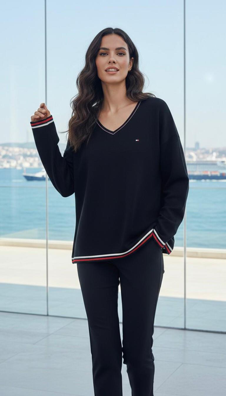 V Yaka Oversize Siyah Triko