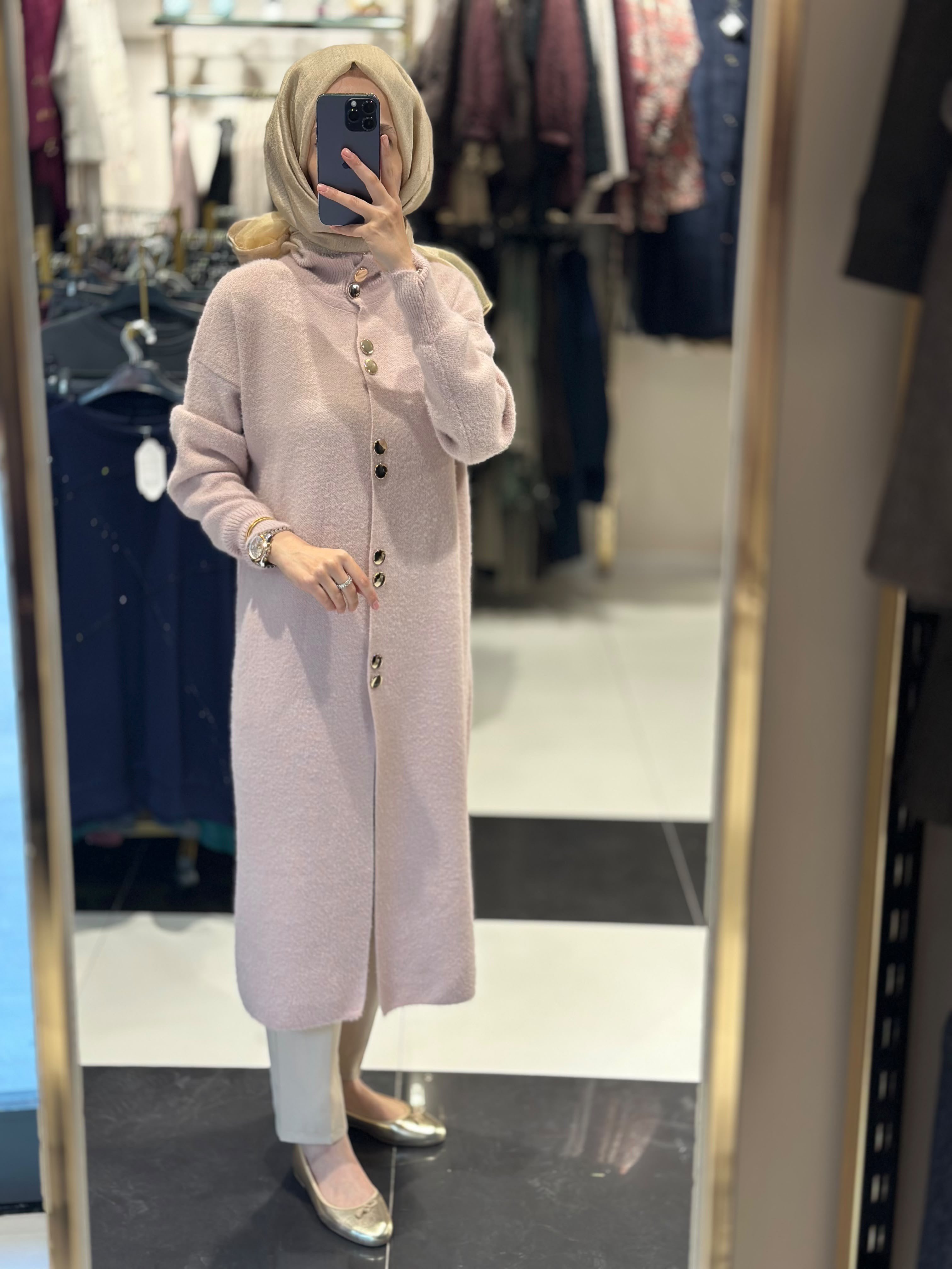 T134 ANGORA HIRKA