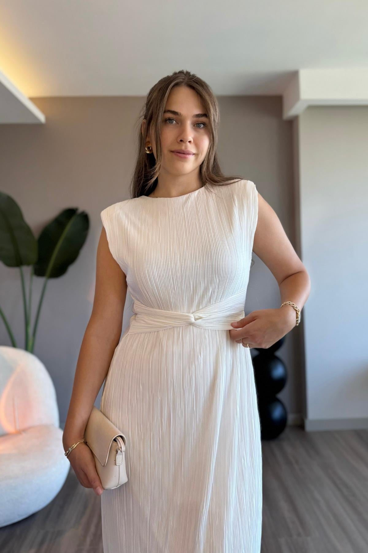 Bel Detaylı Piliseli Beyaz Midi Elbise