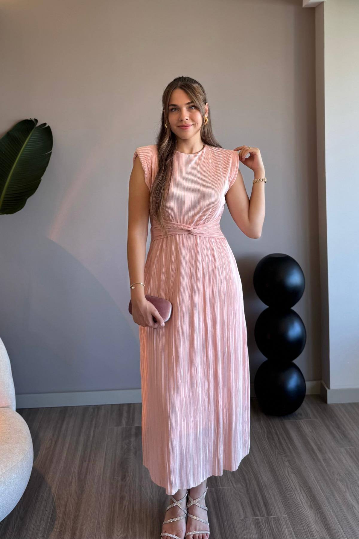 Bel Detaylı Piliseli Pudra Midi Elbise