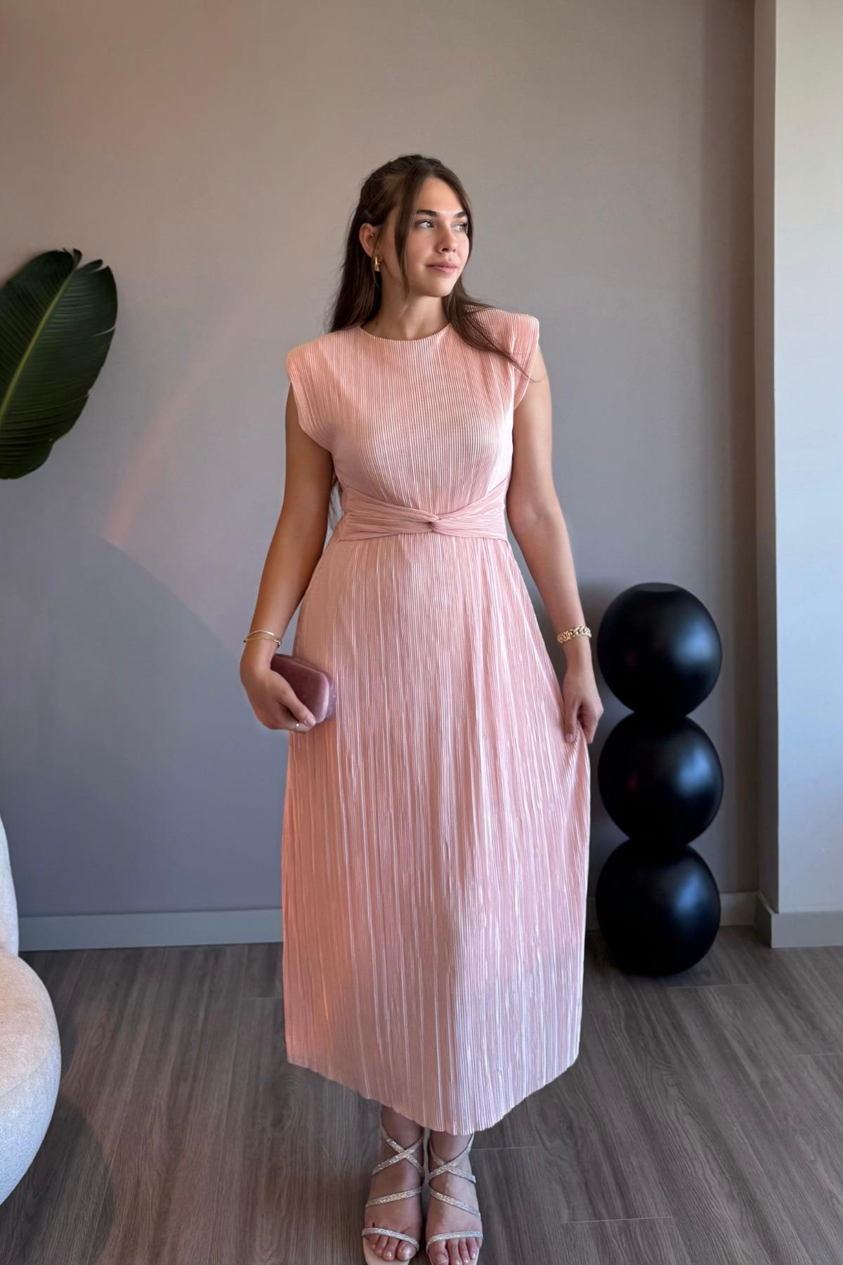 Bel Detaylı Piliseli Pudra Midi Elbise