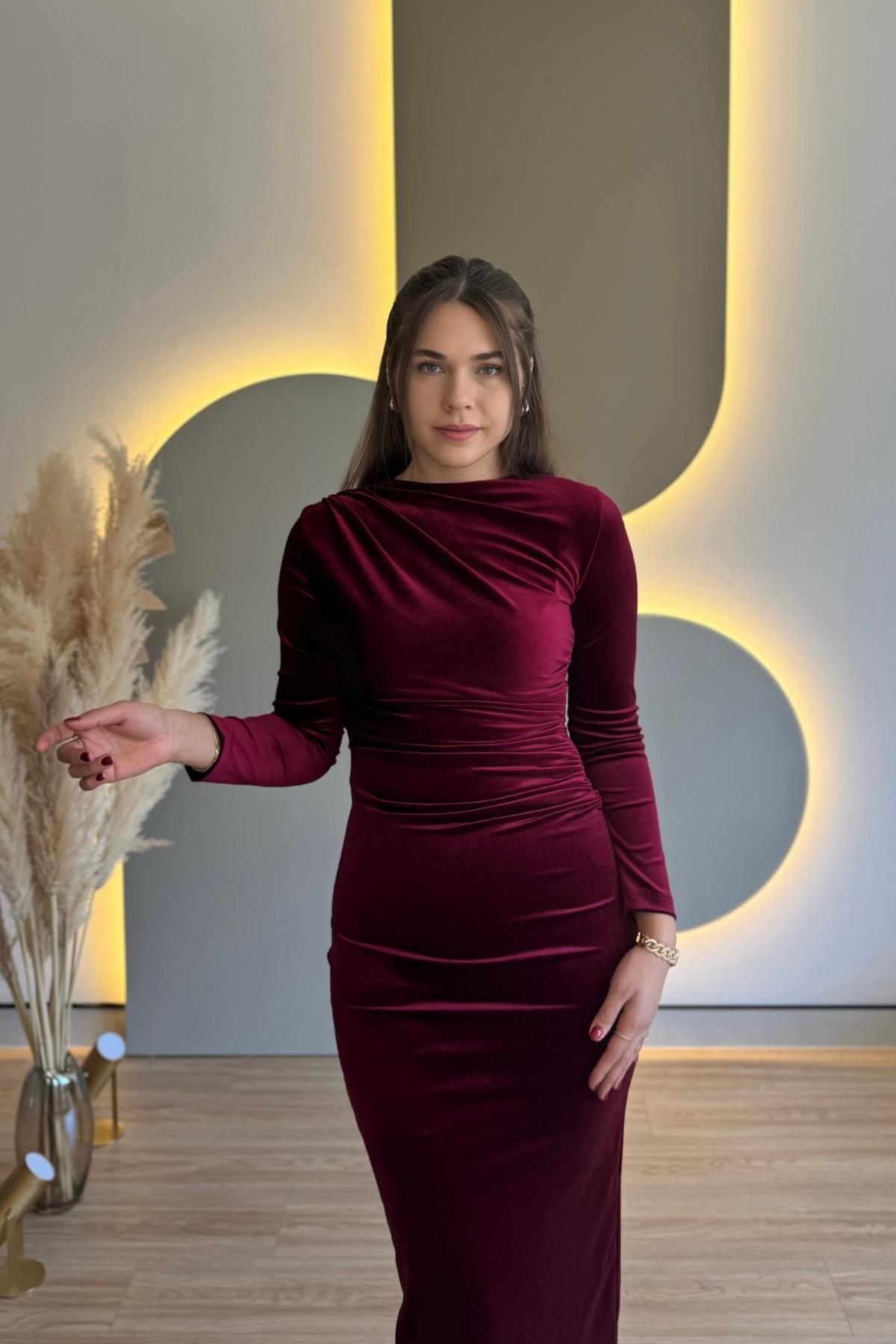 Drapeli Yırtmaçlı Kadife Bordo Midi Elbise