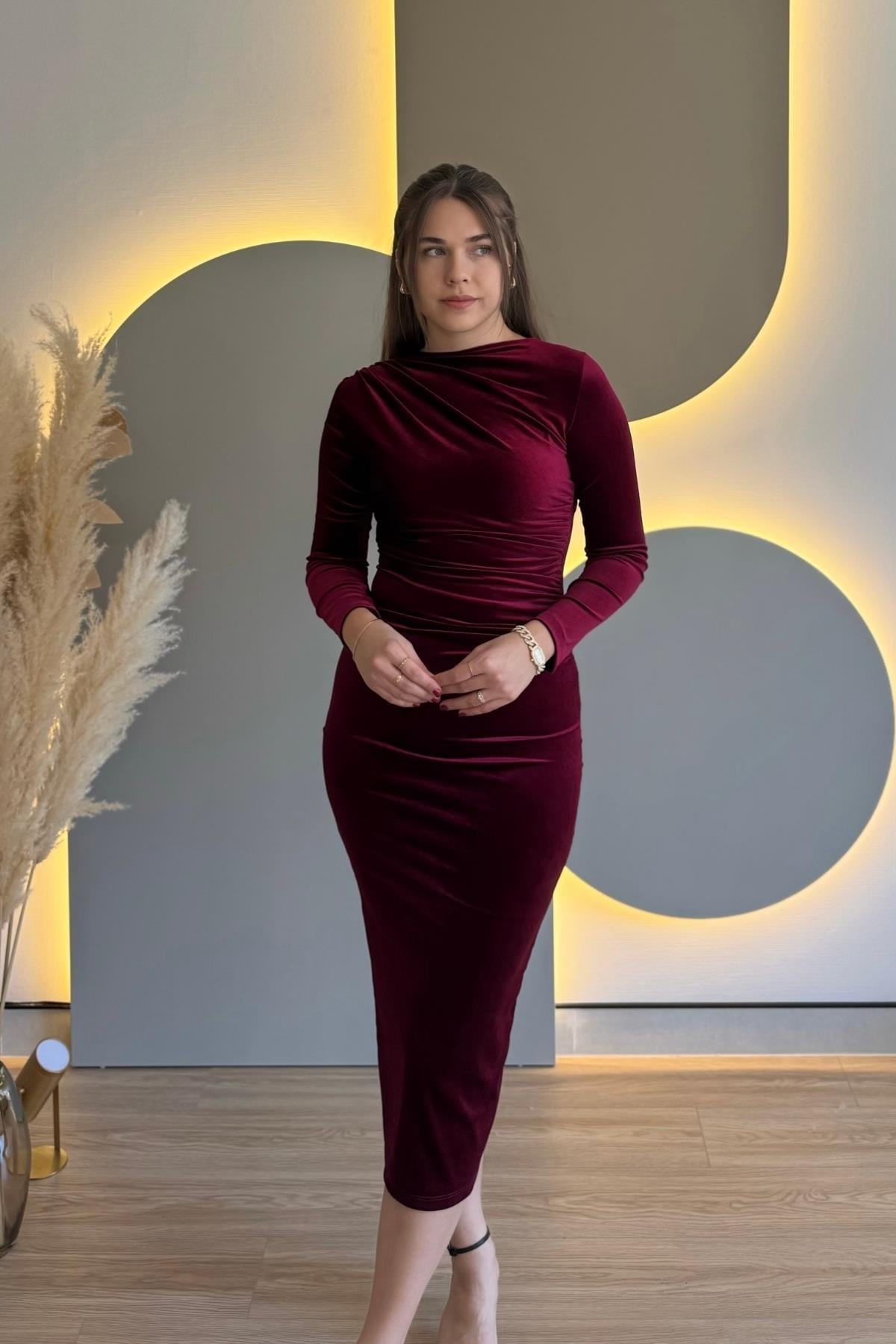 Drapeli Yırtmaçlı Kadife Bordo Midi Elbise