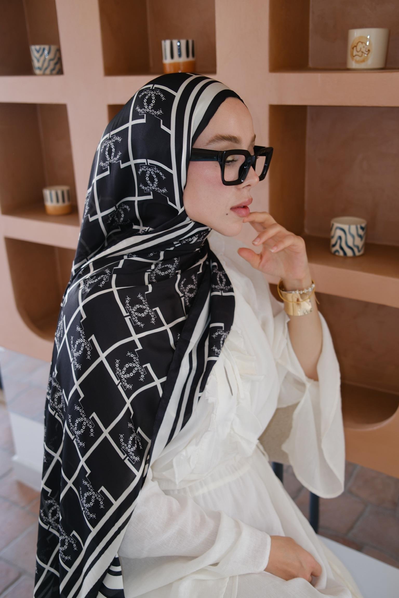 C Şeritli Desen Monogram İpek Vual Şal Siyah