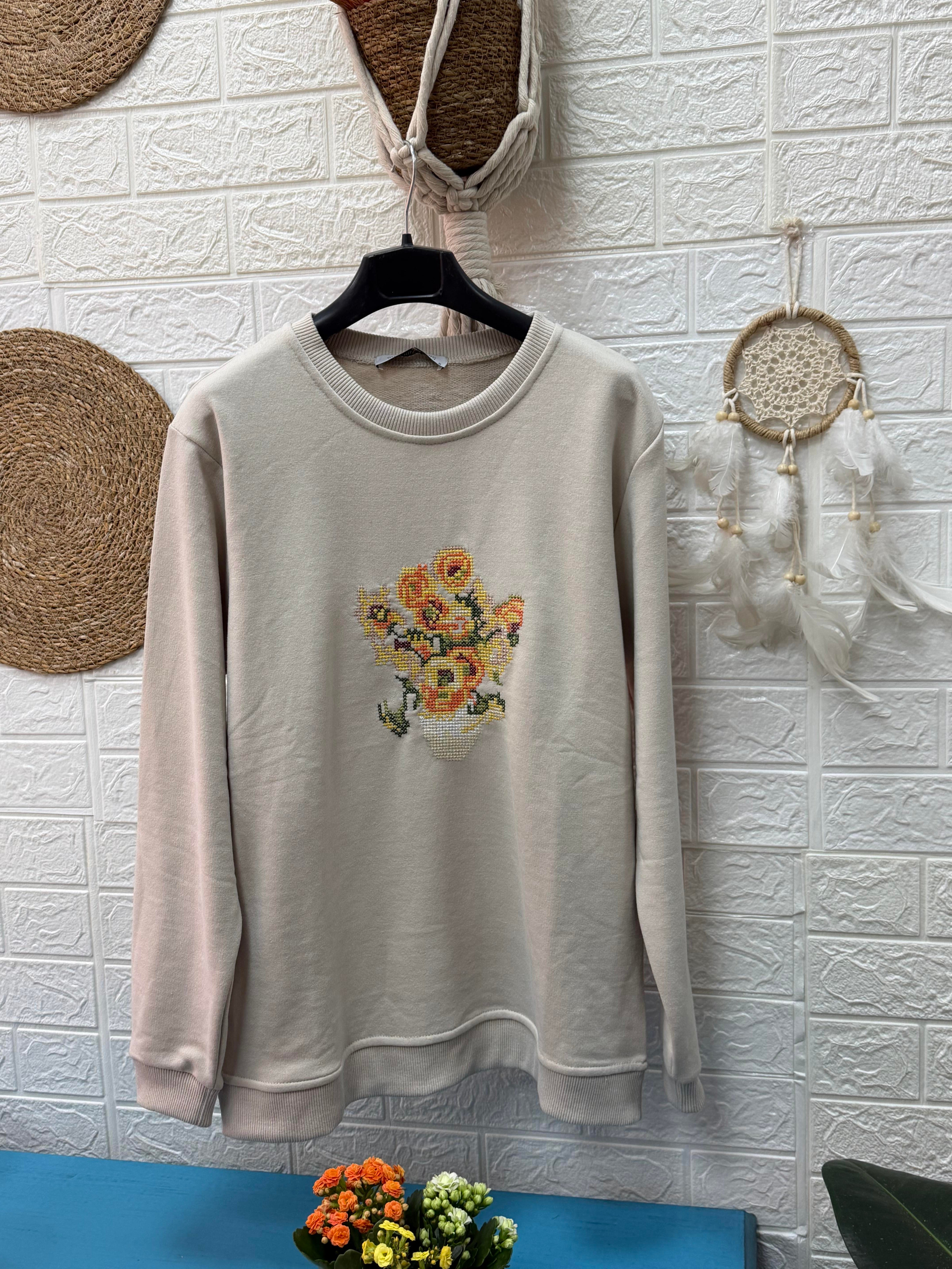 NAKIŞLI KREM SWEAT