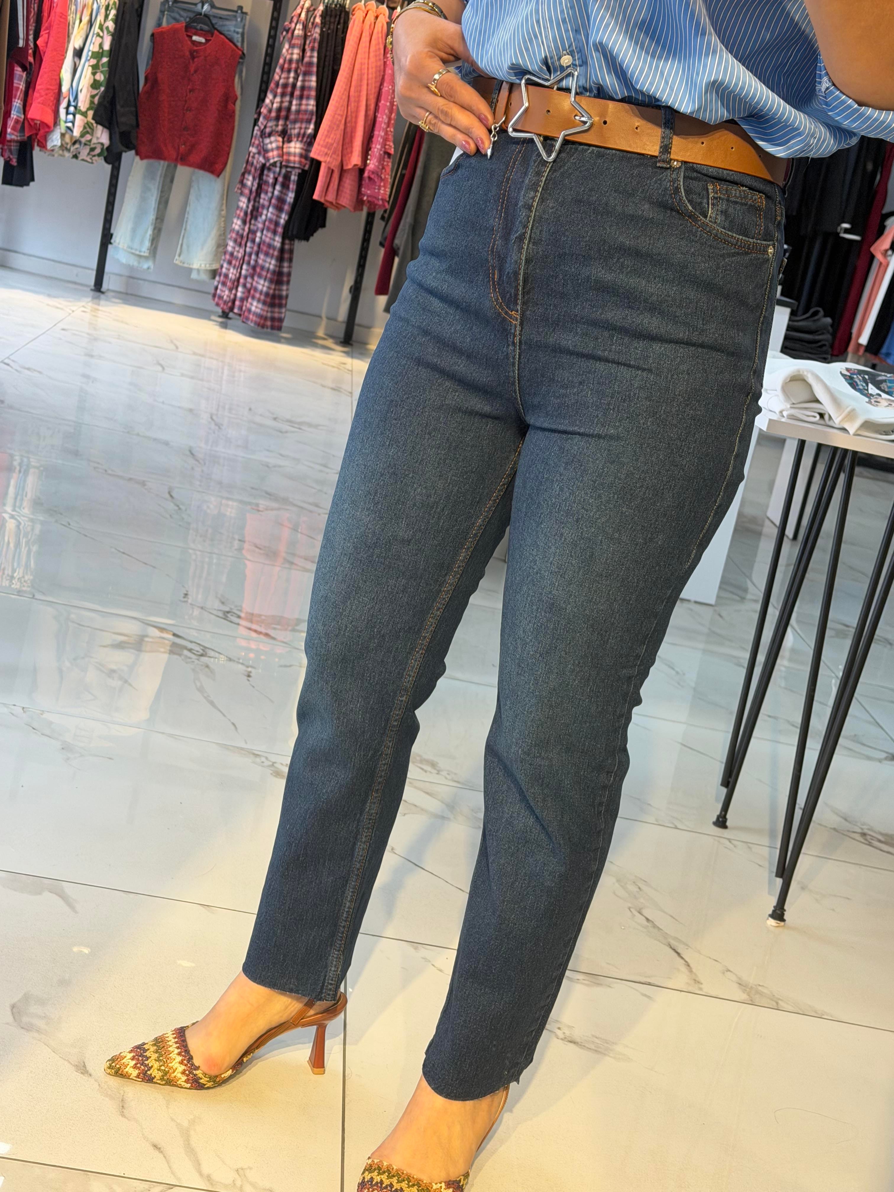 Paçası Kesik Toparlayıcı Boyfit Jean Dark Blue