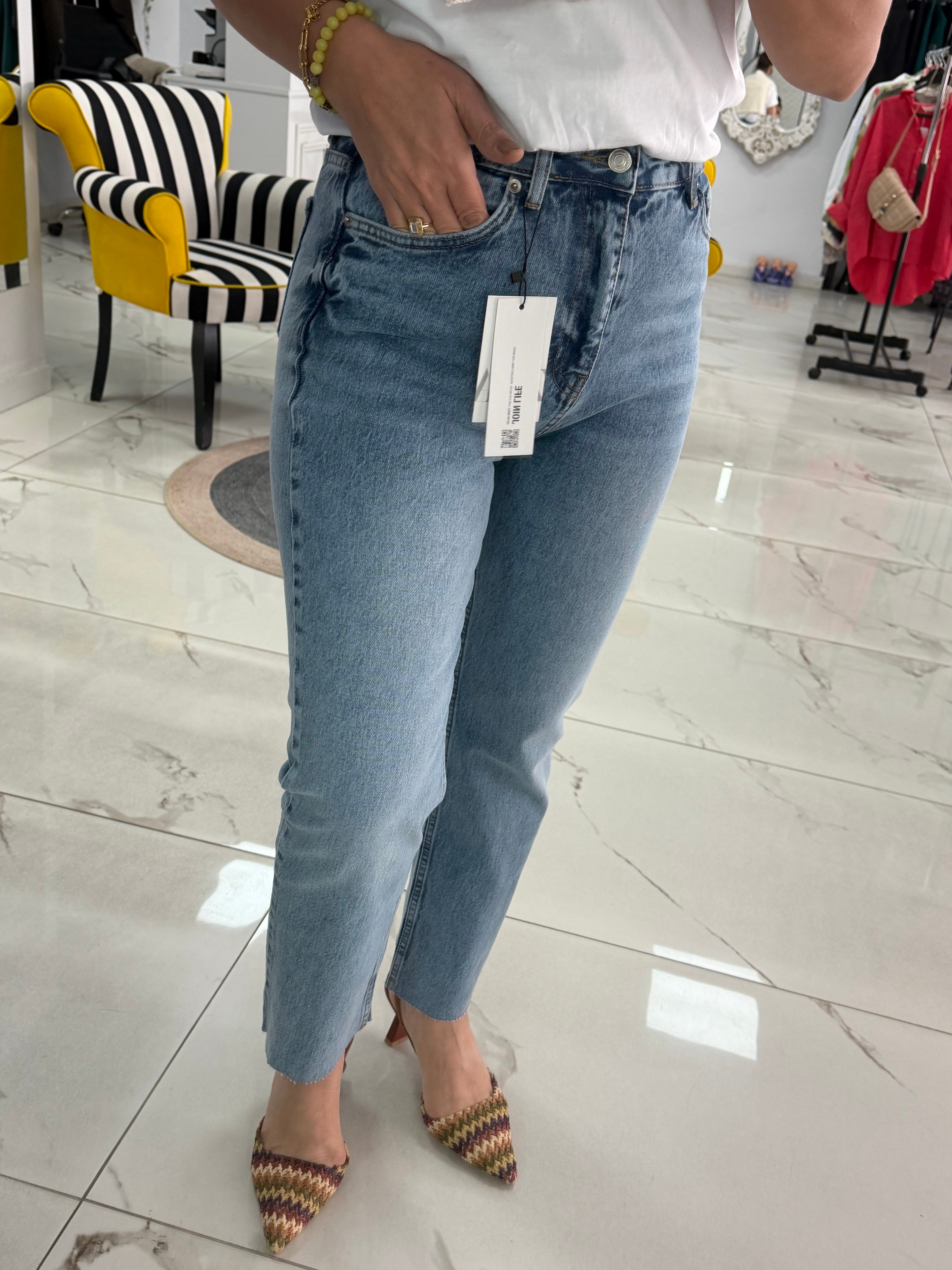 Paçası Kesik Toparlayıcı Boyfit Jean Klasik Mavi