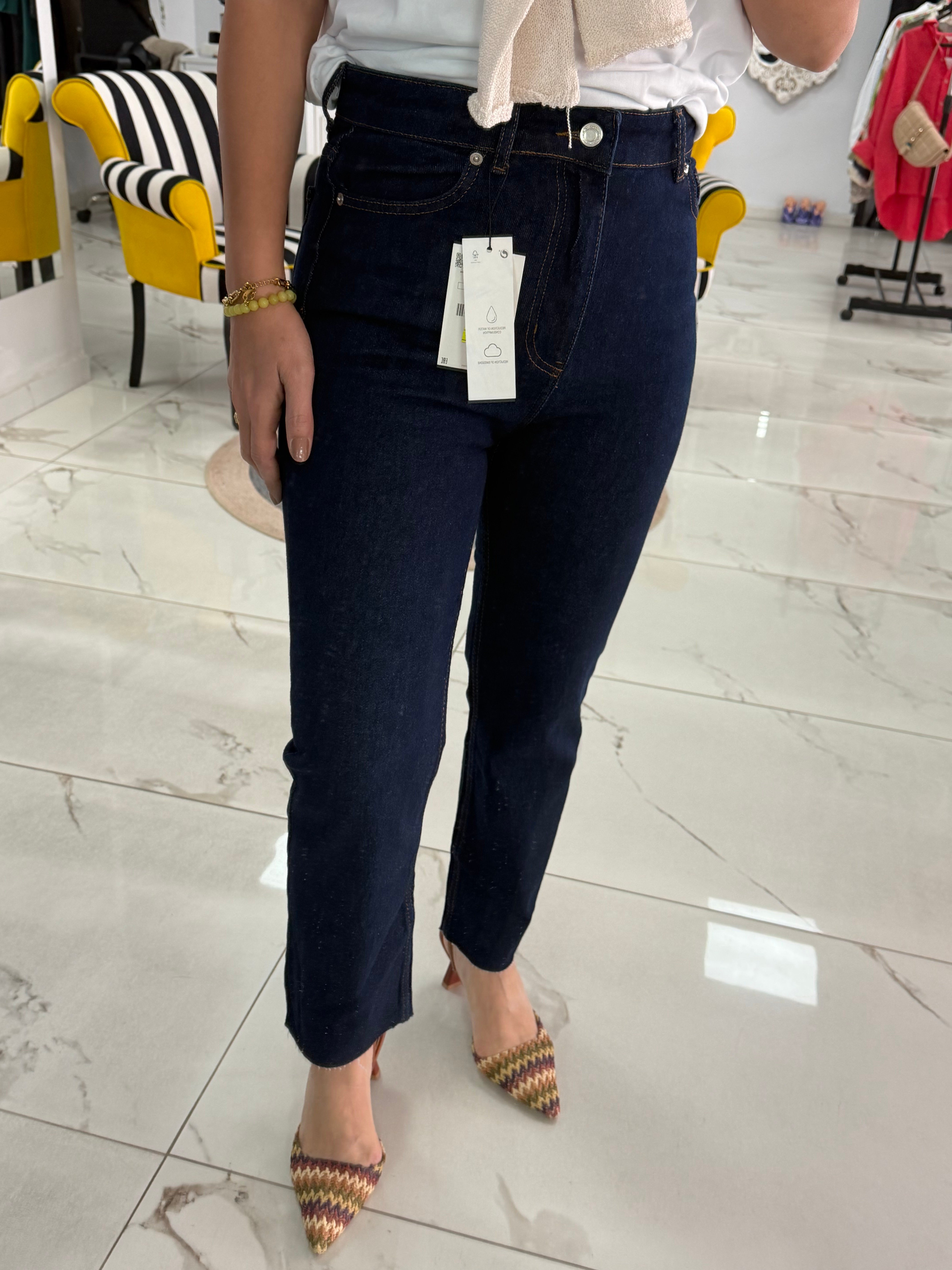 Paçası Kesik Toparlayıcı Boyfit Jean Lacivert